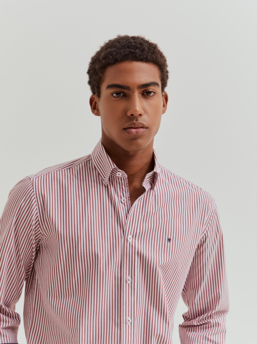 Camisa regular fit às riscas