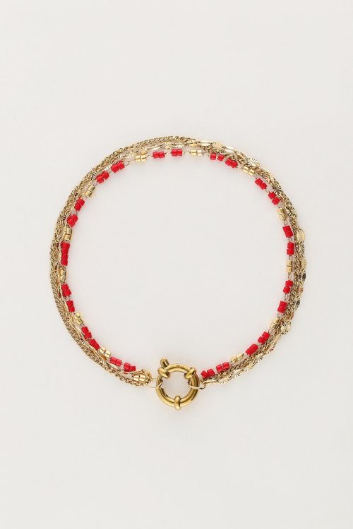 Driedubbele armband met rode kralen