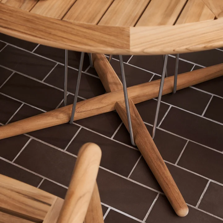 Carl Hansen - Embrace Gartentisch, Teak unbehandelt, Ø 80 cm