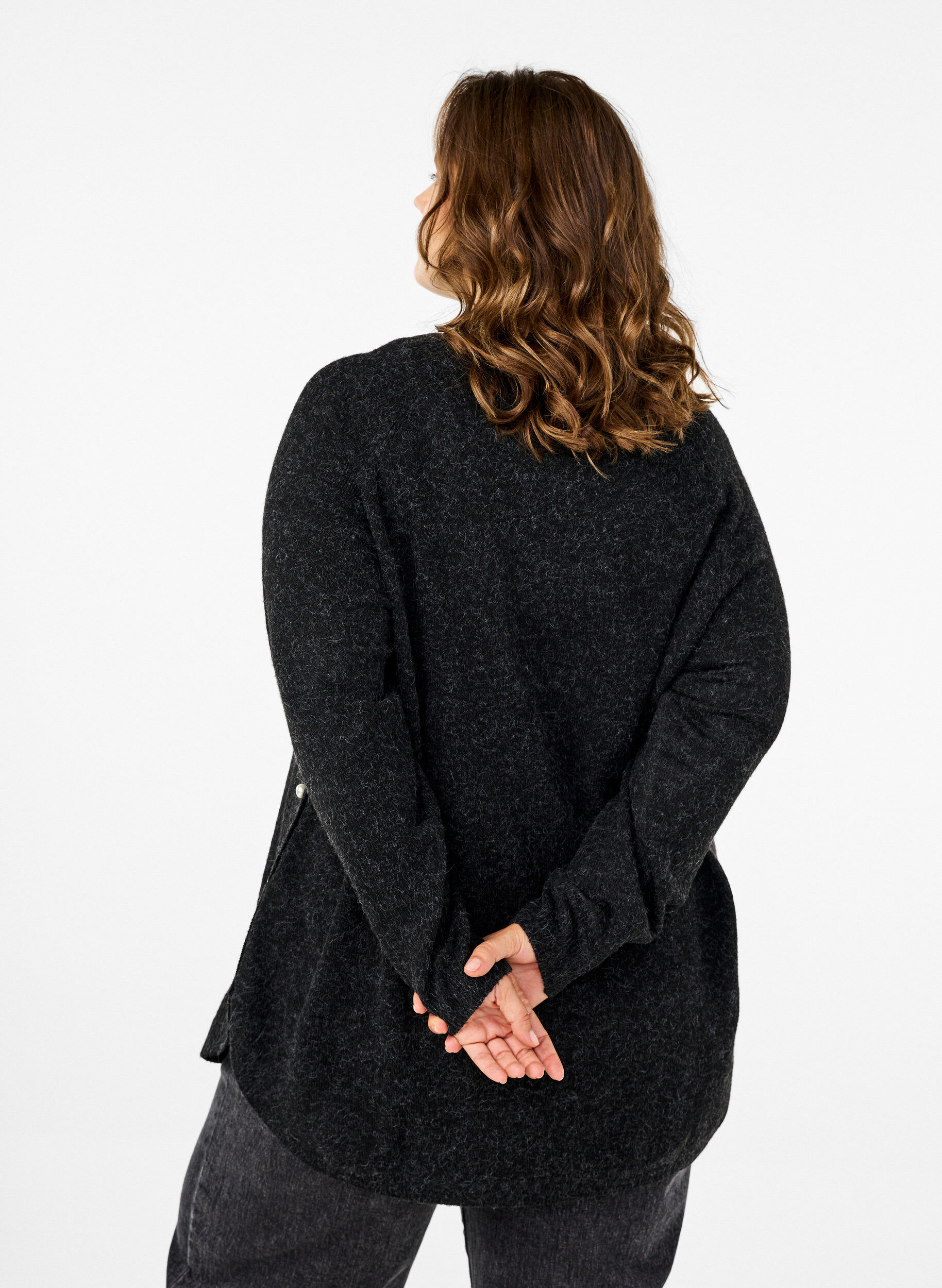 Strikbluse med perledetaljer