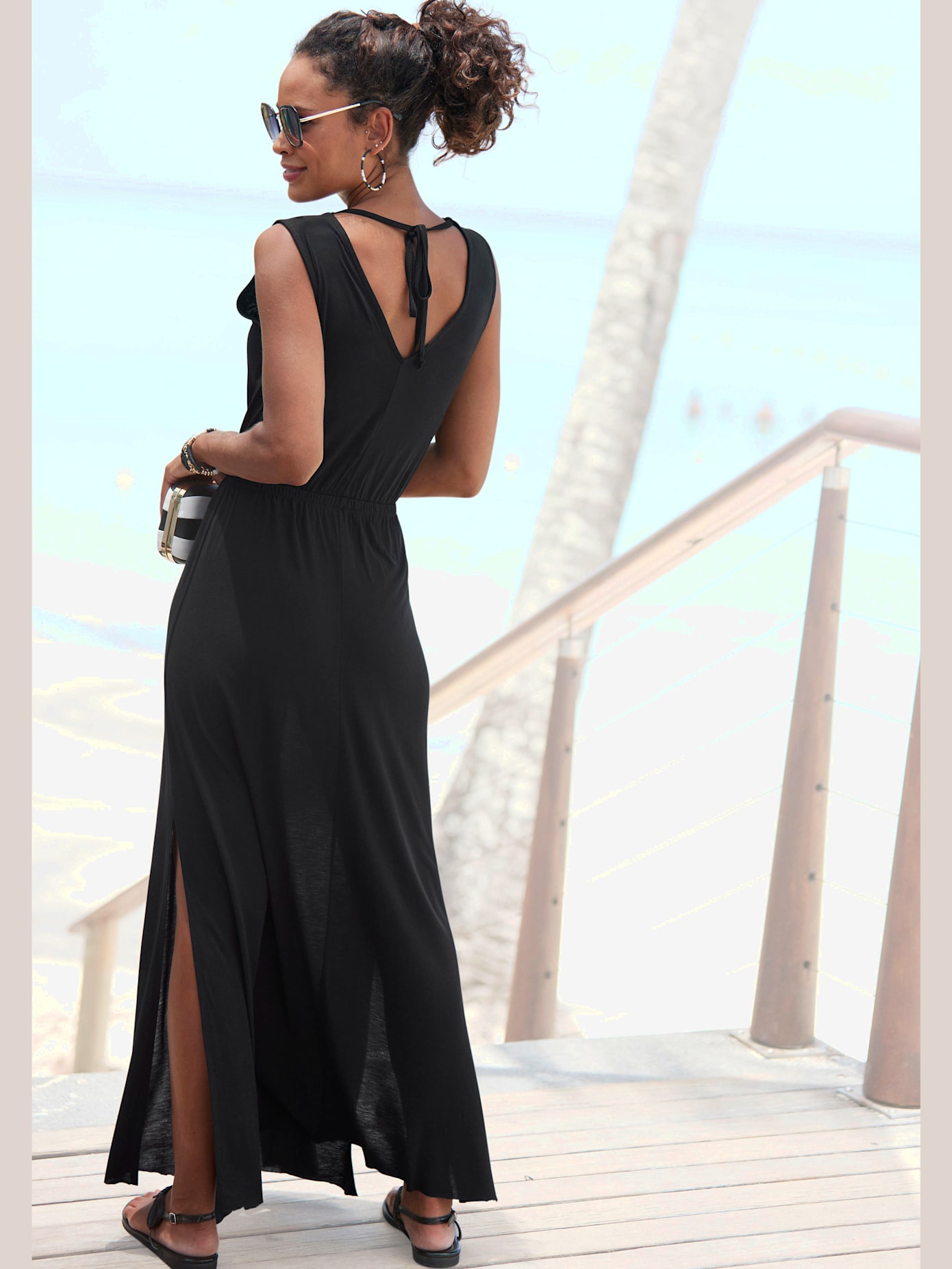 Robe longue larges bretelles et rubans décoratifs dans le cou
