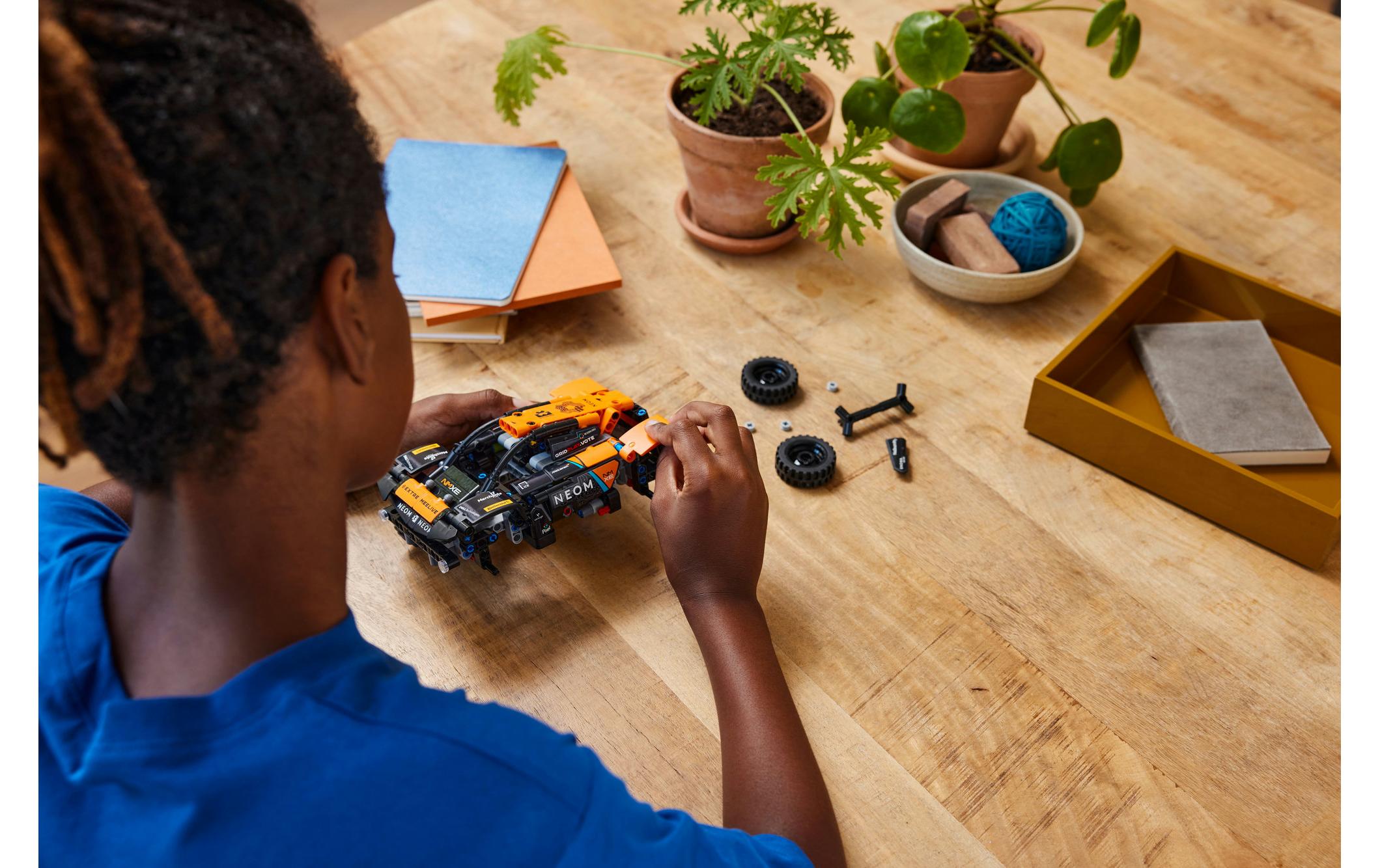 Technic NEOM McLaren Extreme E Race Car 42166Spielzeugauto mit Rückziehmotor