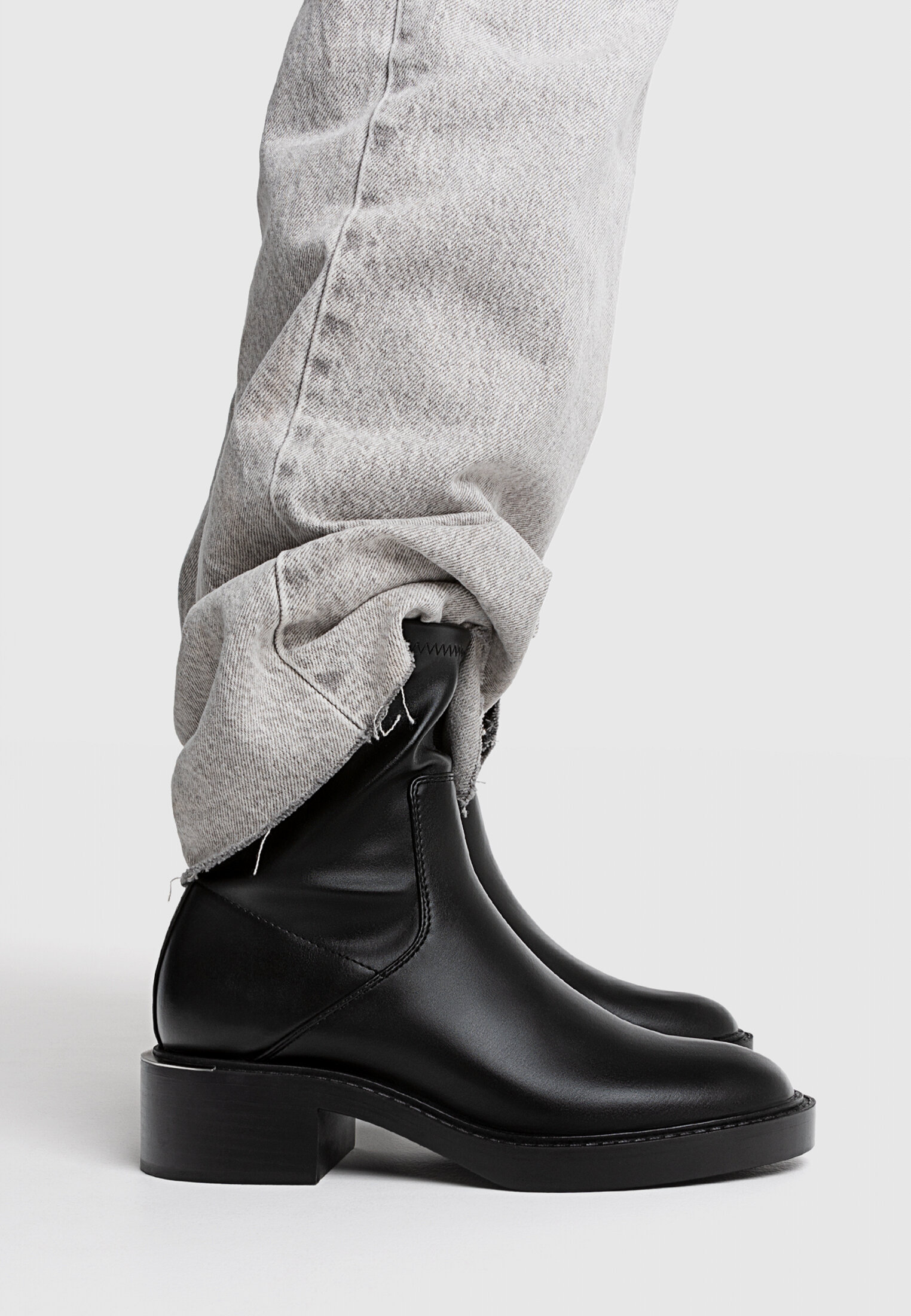 Botas pretas de cano curto sem salto