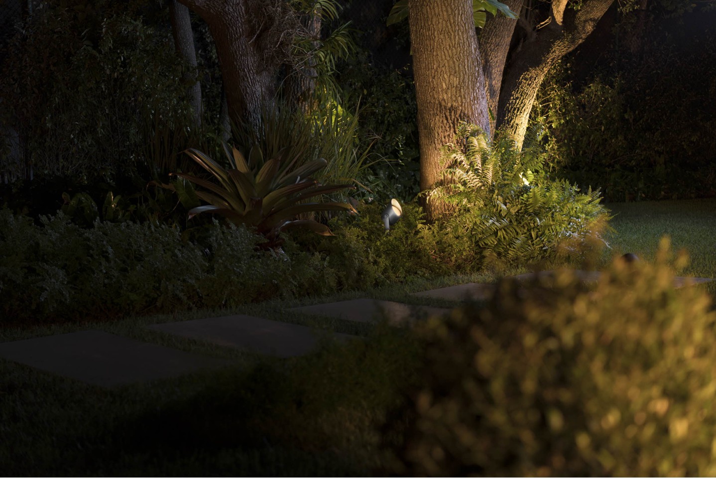 Philips Hue - Lily XL Spot Light - Hue Outdoor-White & Color Ambiance