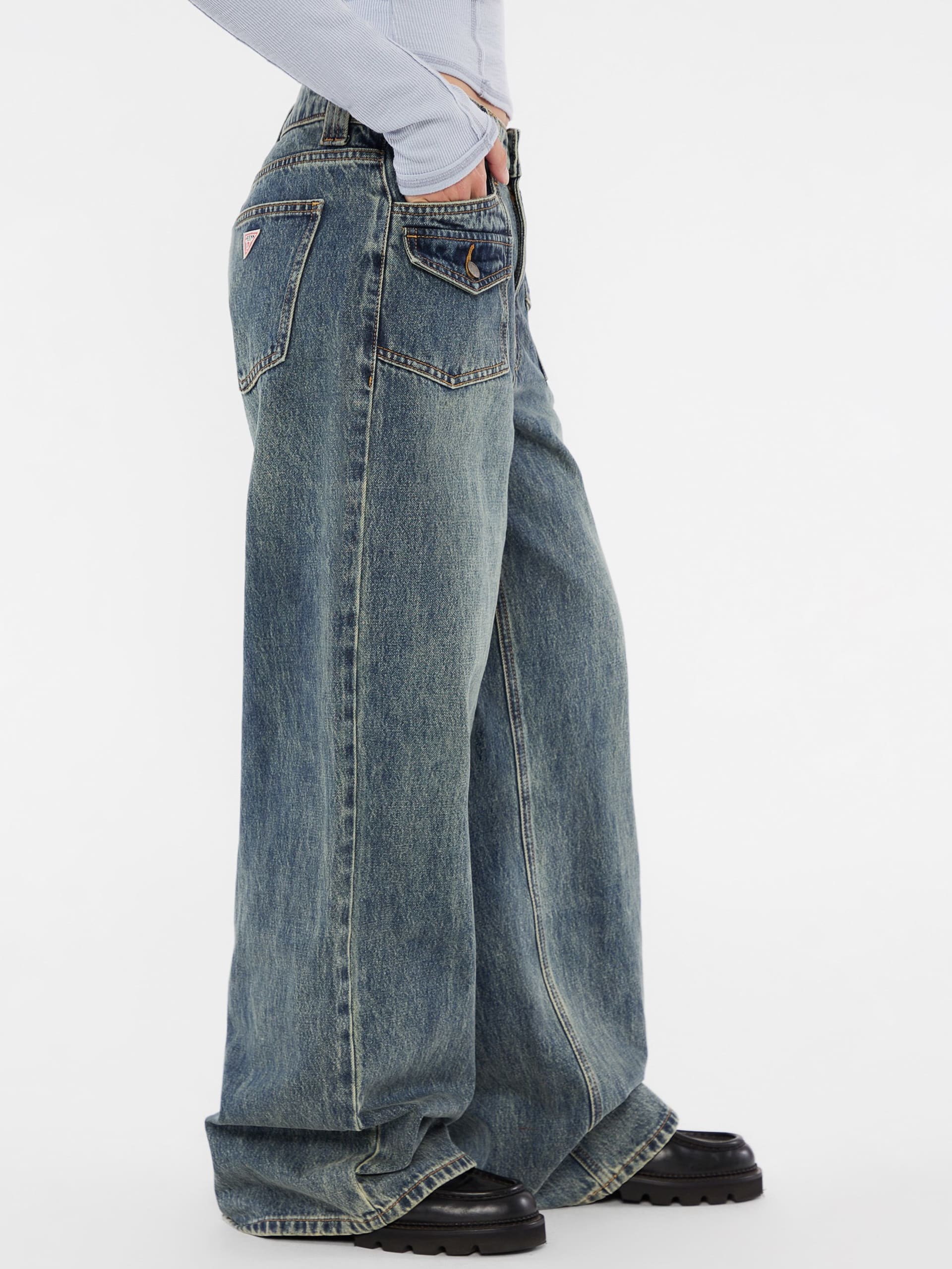 Calça jeans de perna larga com bolsos duplos aplicados da GUESS Originals