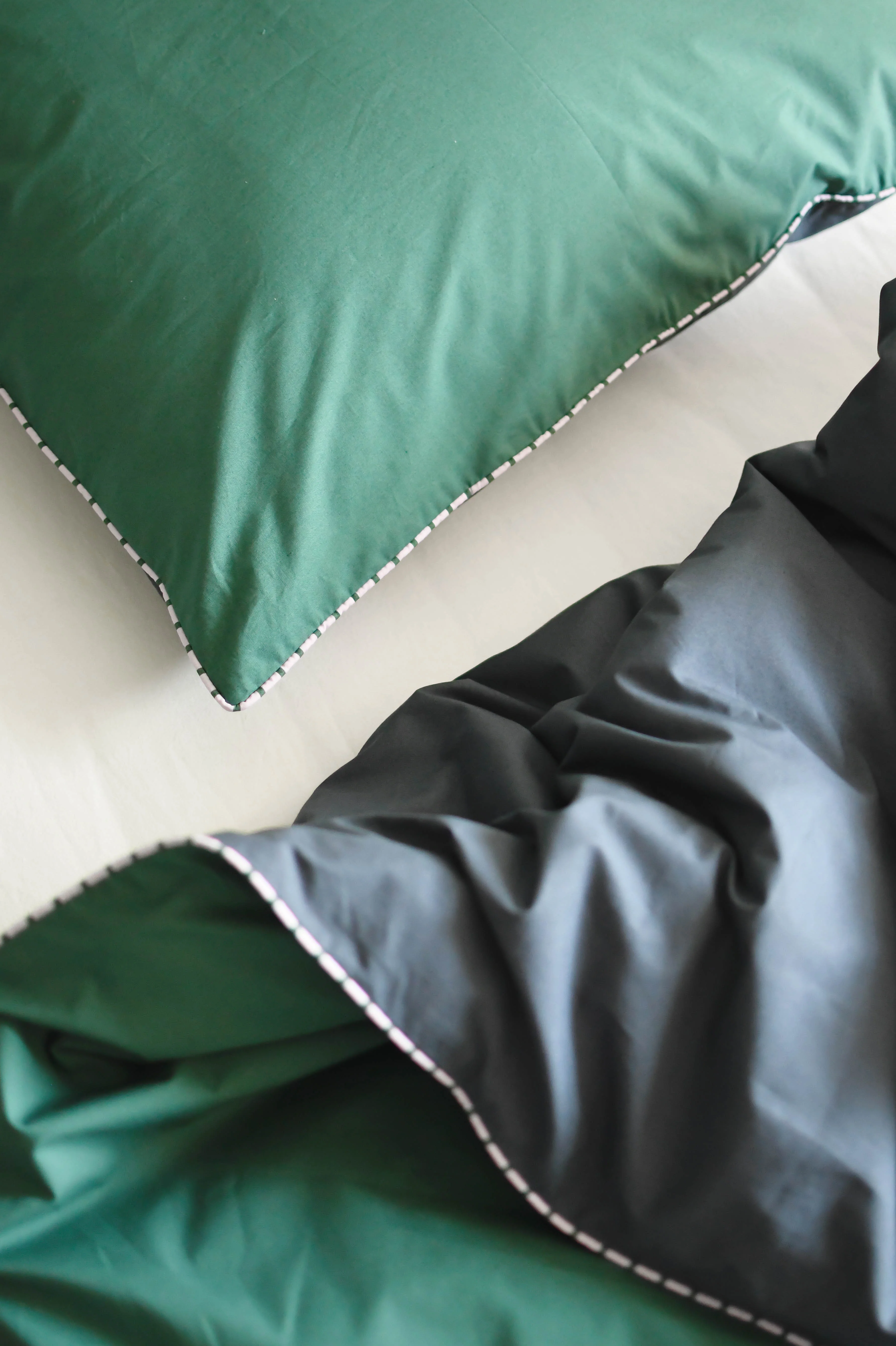 Bahne Interior  Color Combo Stripe sengetøj - mørkeblå/grøn
