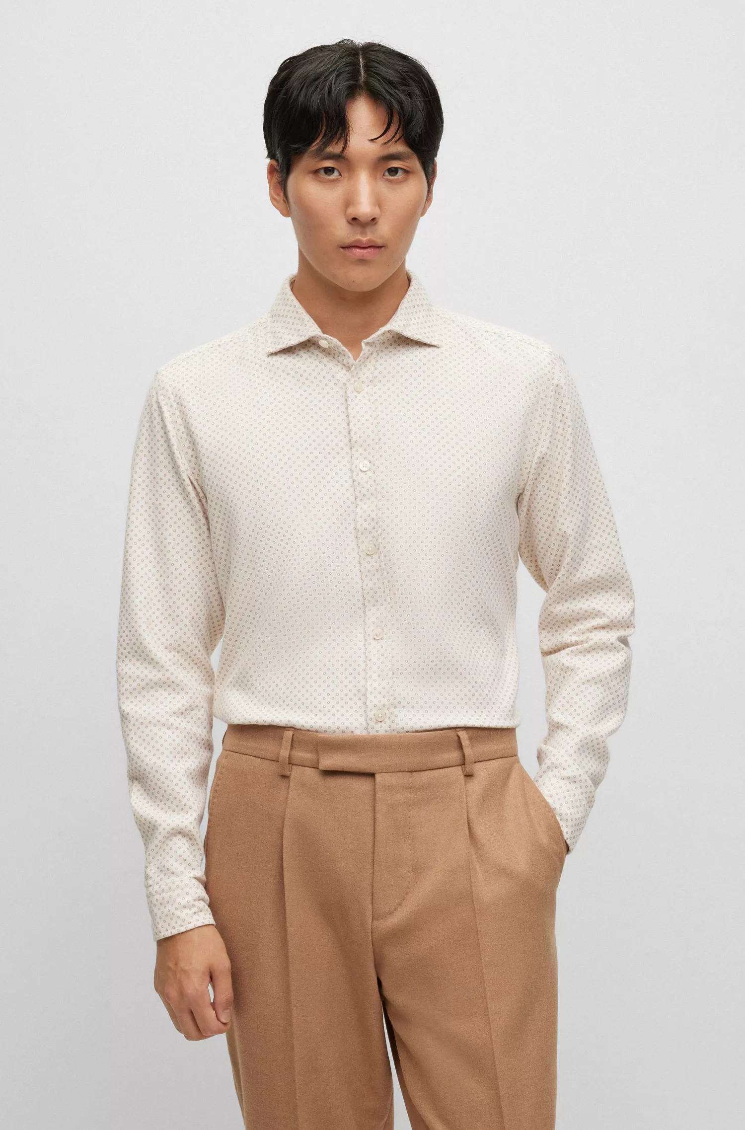 Camisa BOSS preta de corte regular em algodão estampado com gola clássica.