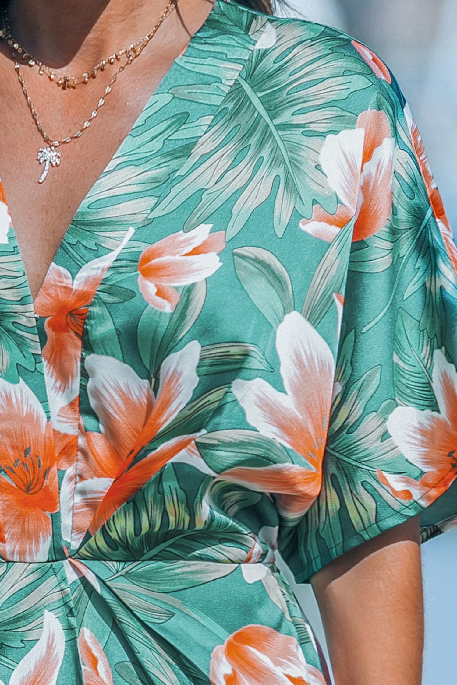 Robe mini à col en V et manches dolman tropicale