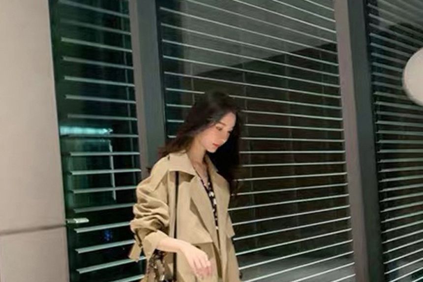 Ariadne - Gestreepte midi-trenchcoat met kraag en dubbele rij knopen