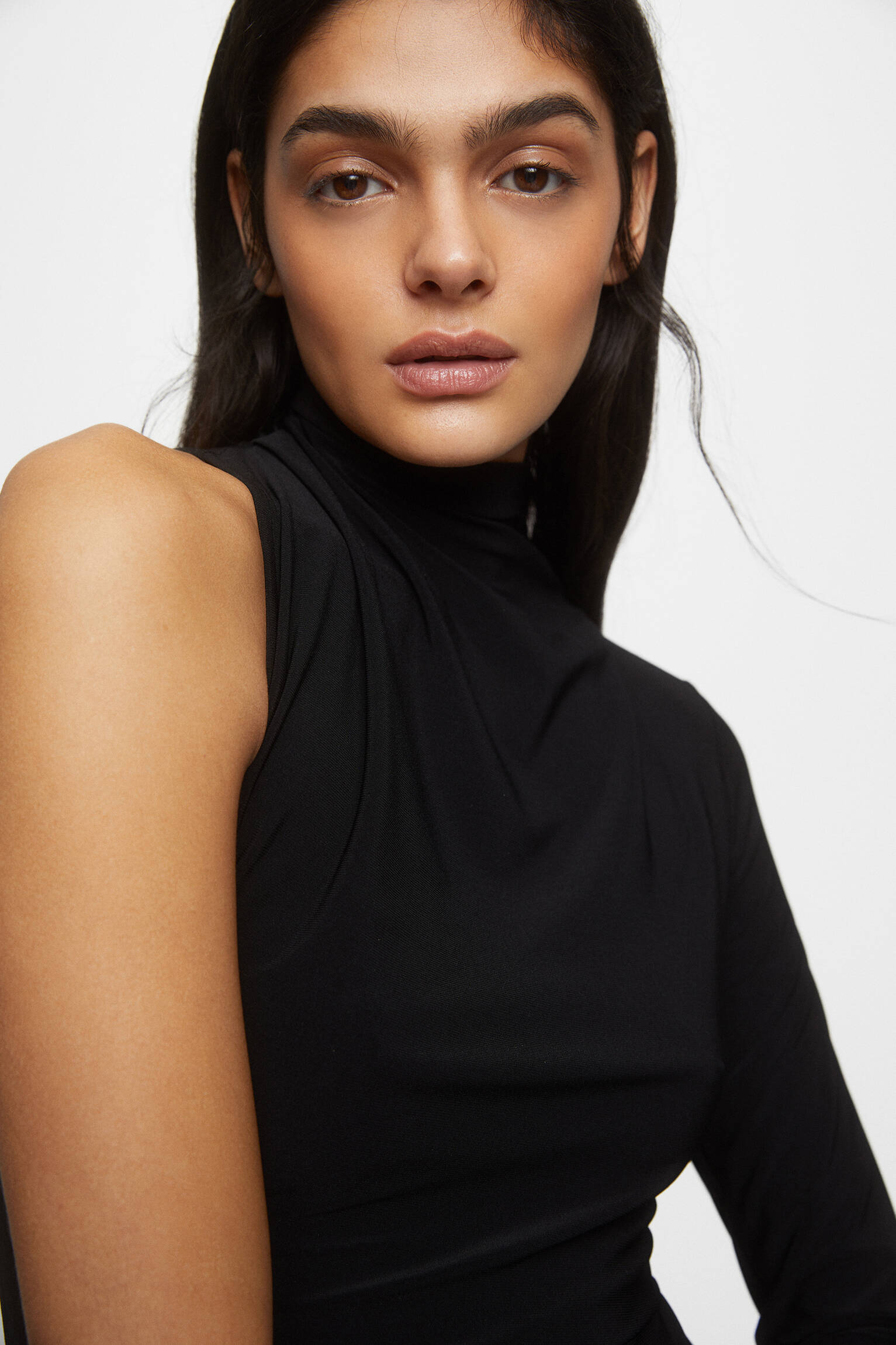 VESTIDO CURTO ASSIMÉTRICO - PRETO