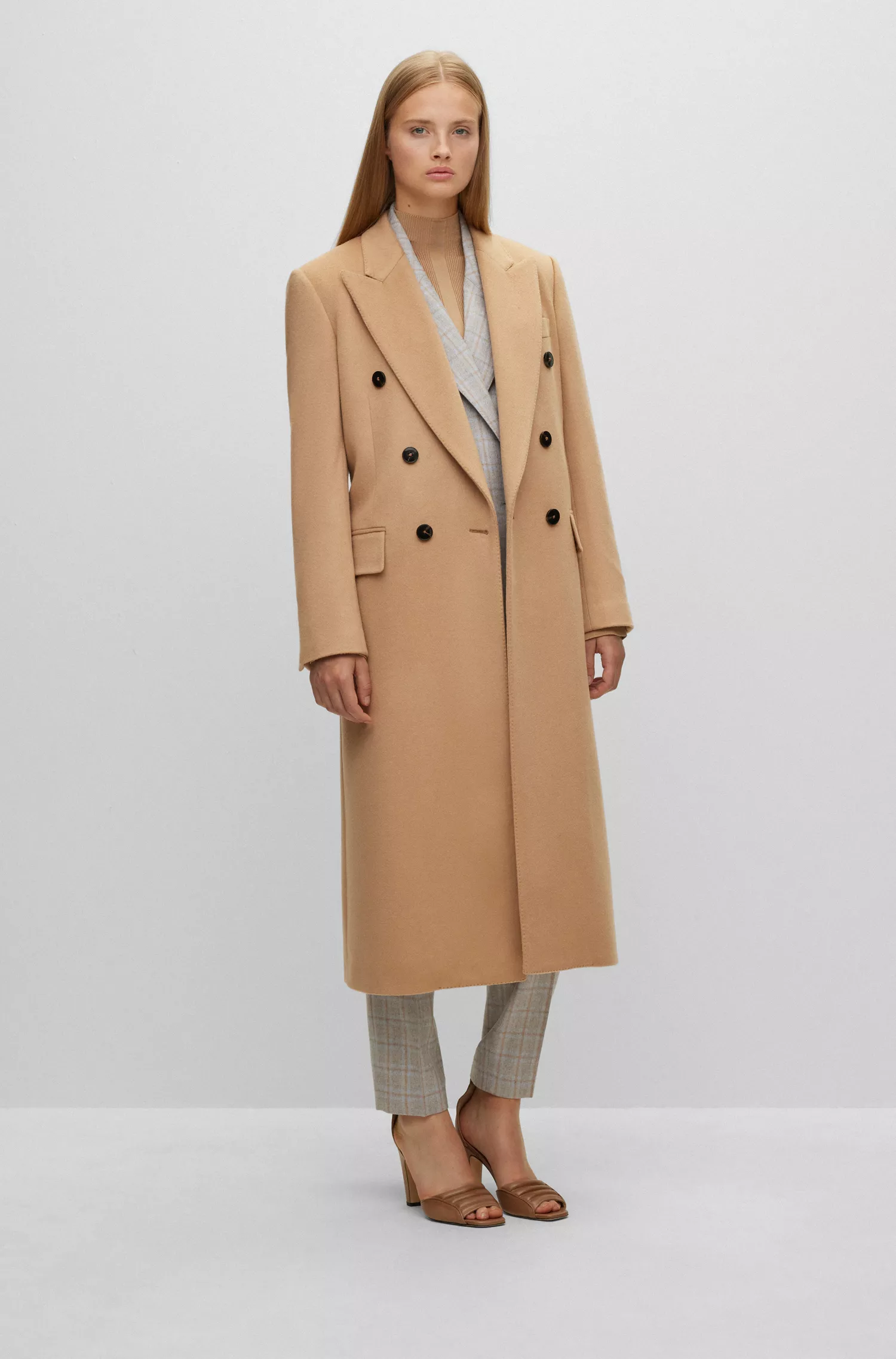 Casaco BOSS Camel de corte relaxado com abotoamento duplo em cashmere puro.
