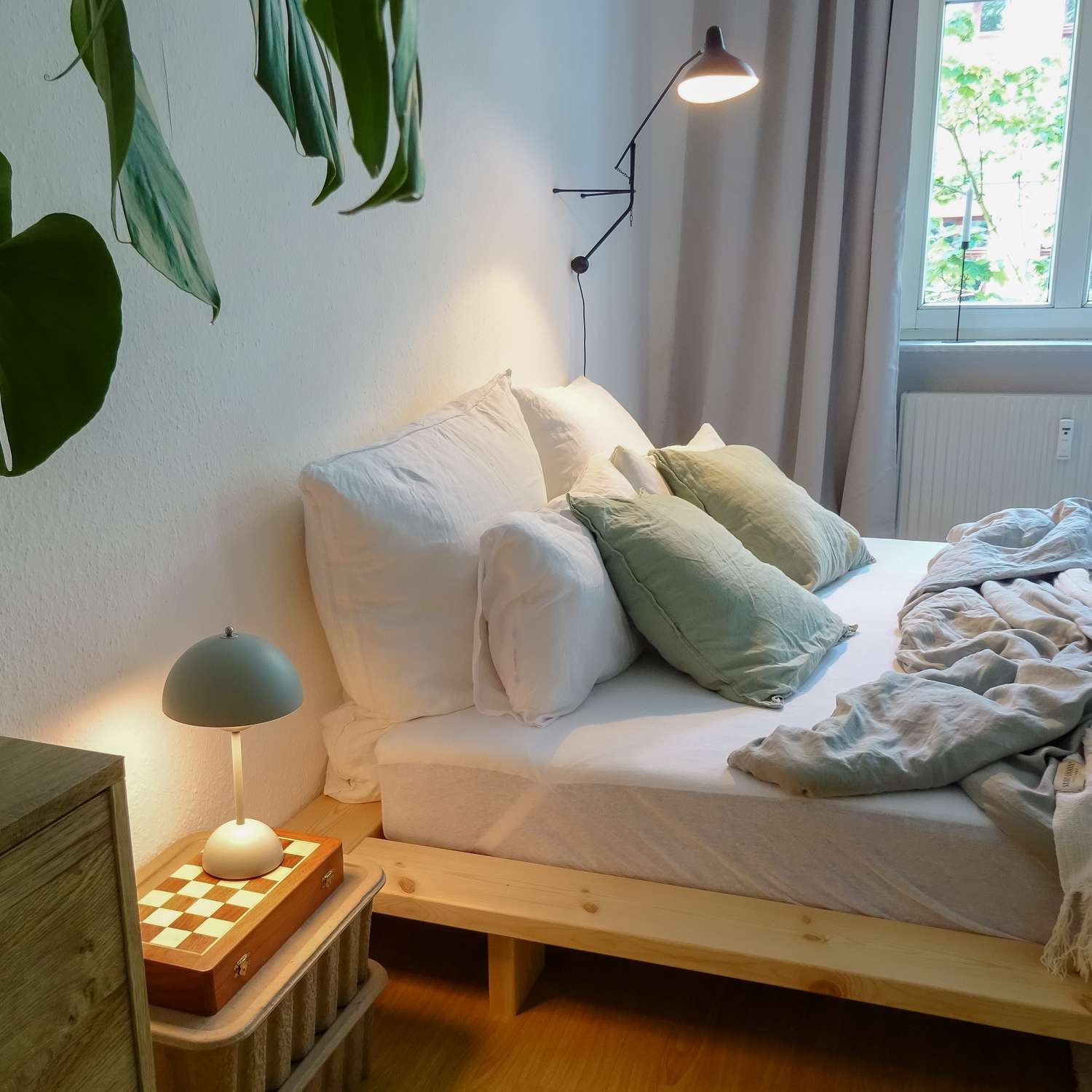 Karup Design Bettgestell »JAPAN BED, FSC®-zertifiziertem Massivholz Futonbett, excl. Matraze« Mit Lattenrost,  zeitlos, bequem & in mehreren Farben und Grössen erhältlich.