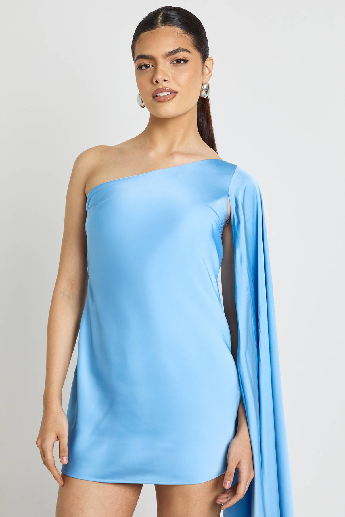 boohoo Robe En Satin Asymétrique Avec Manche Cape