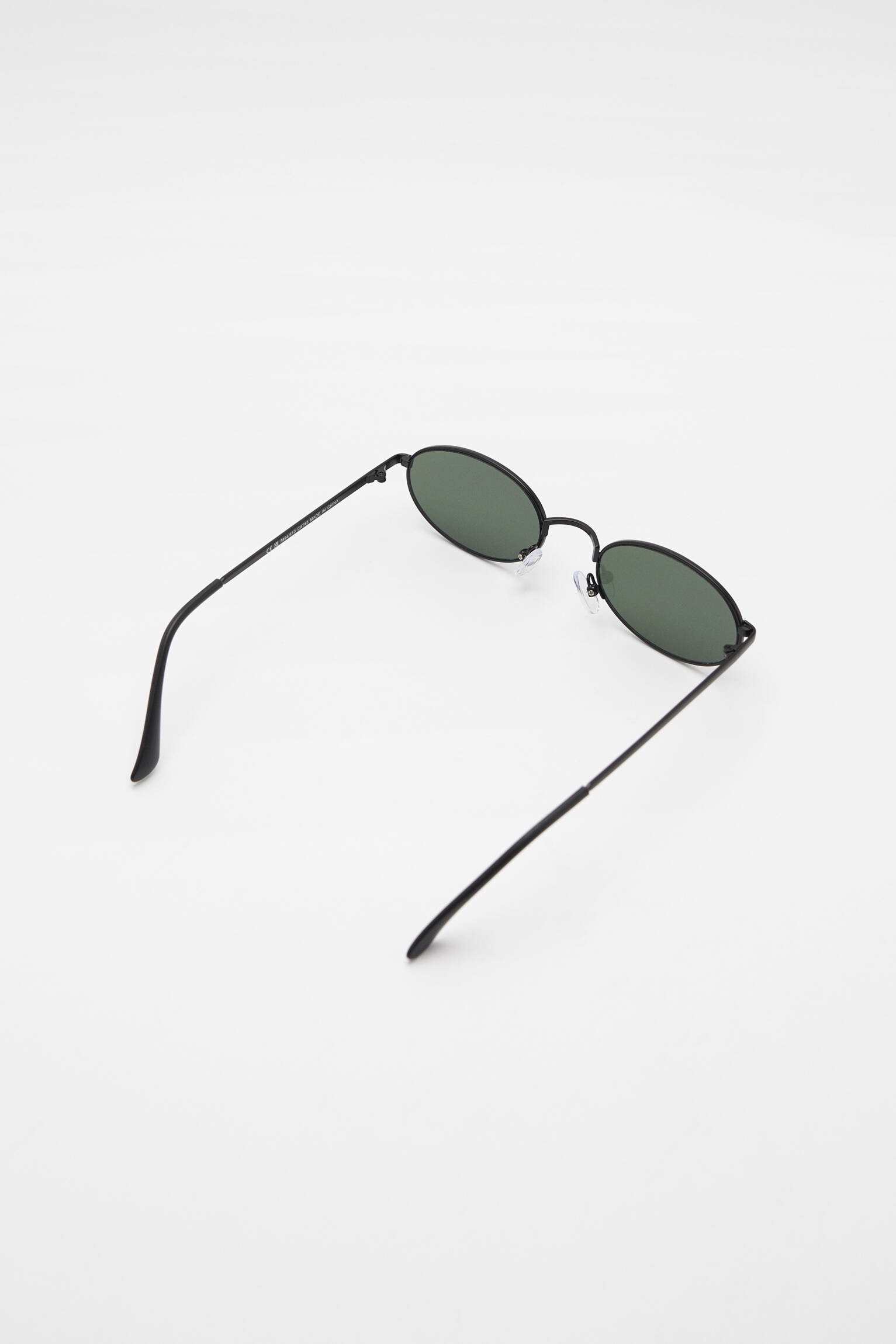 ÓCULOS DE SOL OVAL - PRETO
