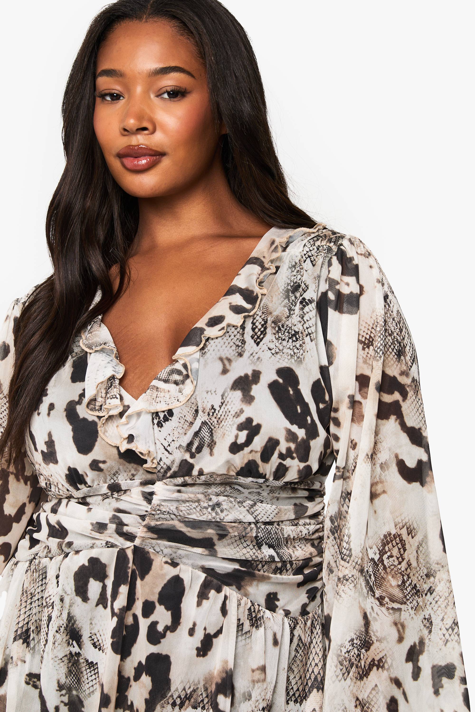 boohoo robe skater grande taille en résille à imprimé animalier et volants