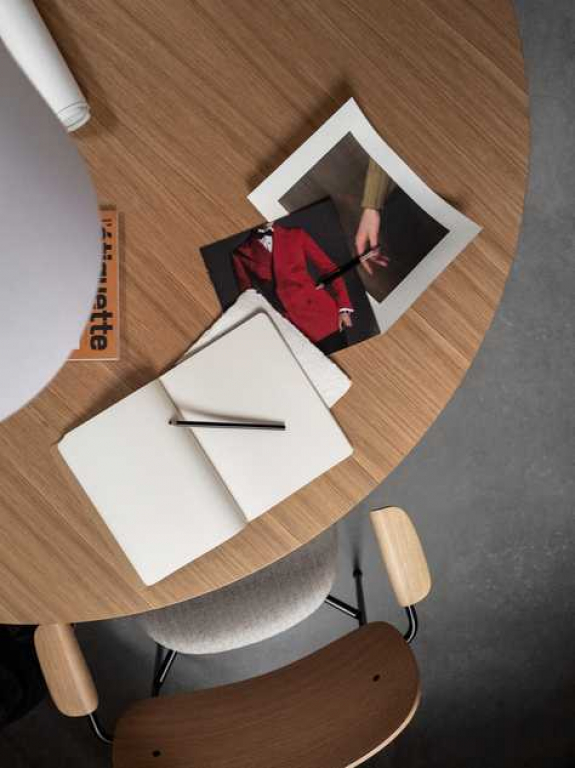 Audo Copenhagen Androgyne eettafel Ø150 donker eiken