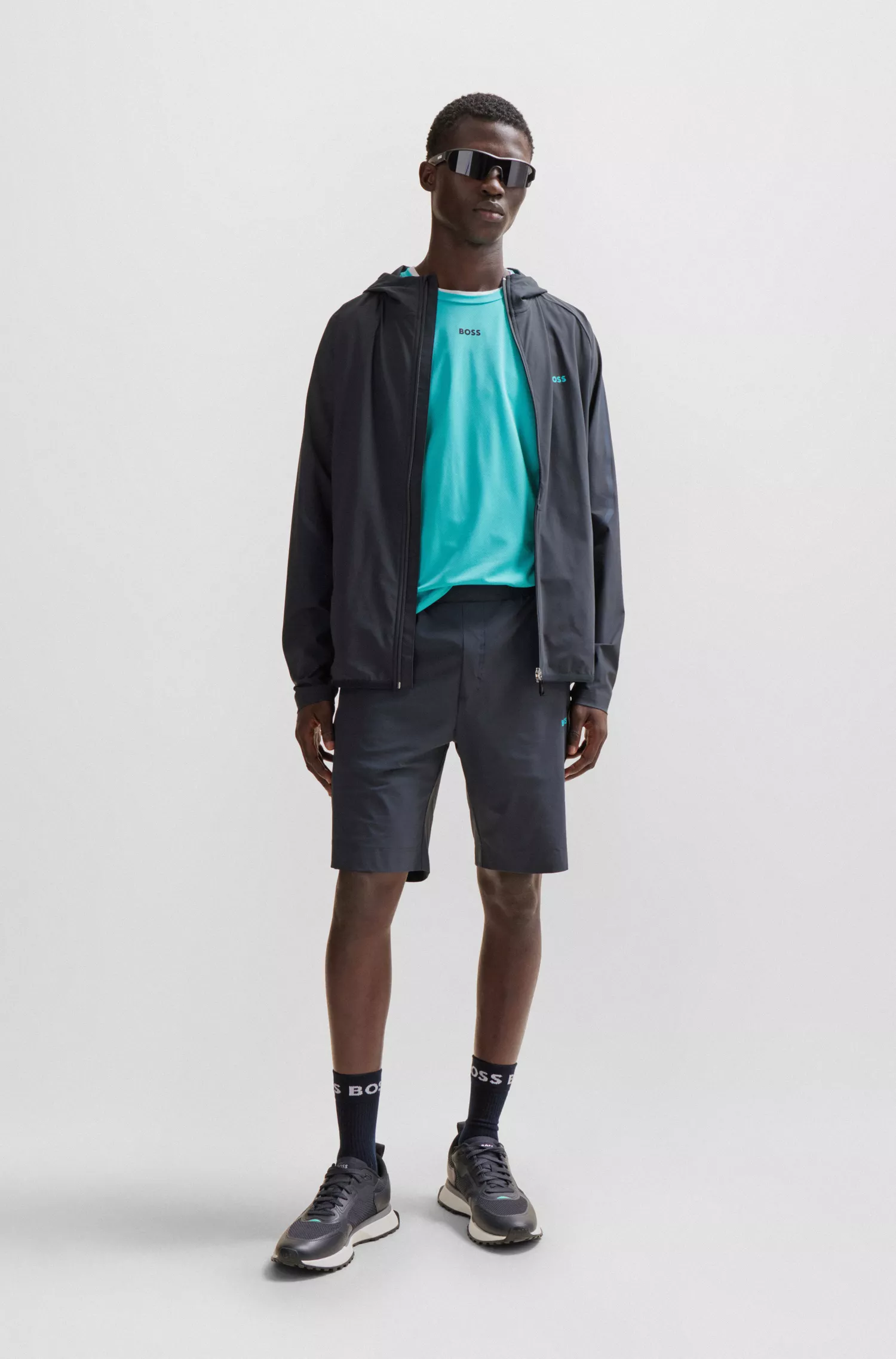 Camiseta BOSS verde, super elástica e de corte slim, com detalhes refletivos decorativos.