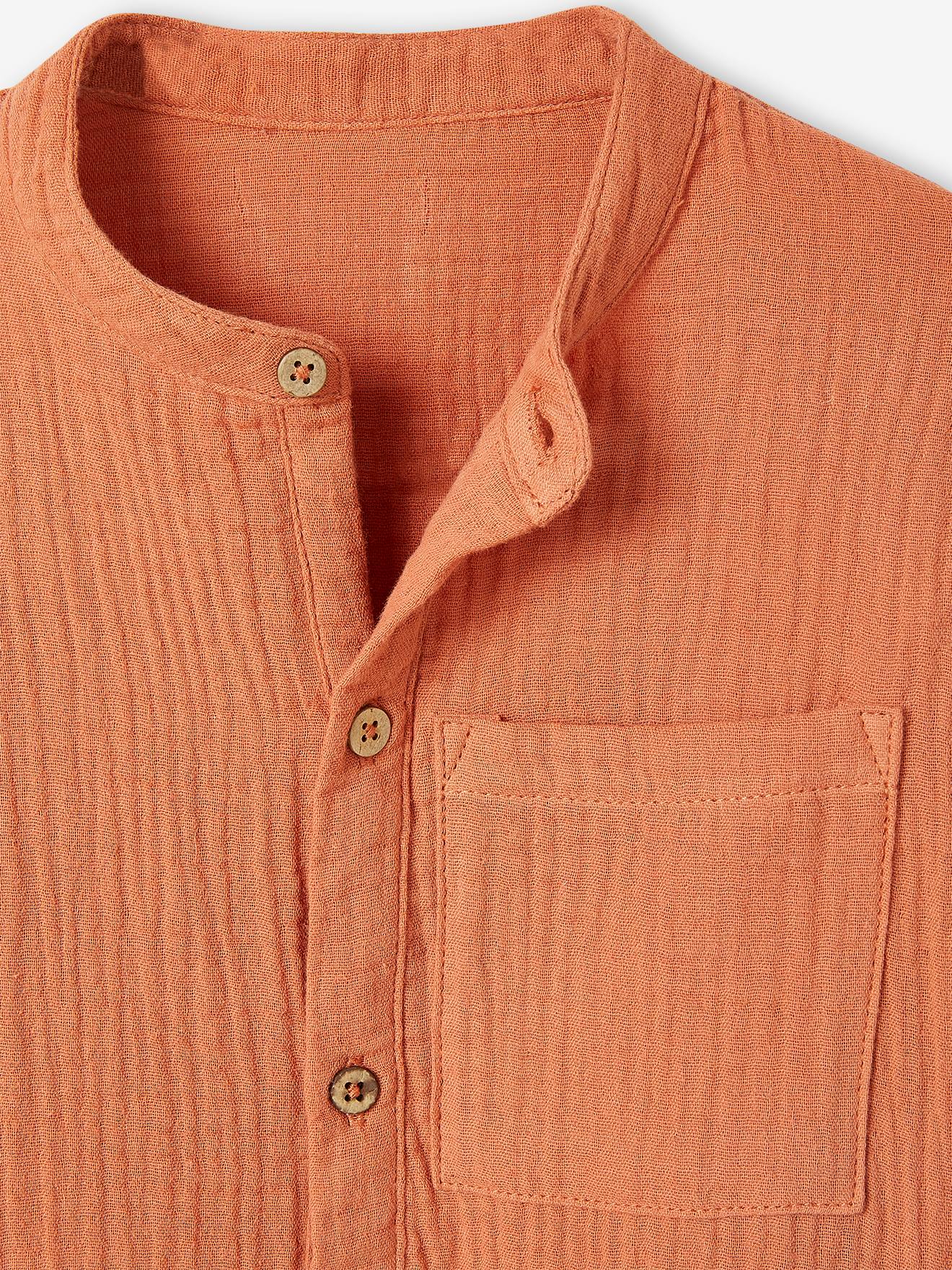 Camisa de chiffon de algodão com mangas que podem ser dobradas, para menino de pele cor de barro.