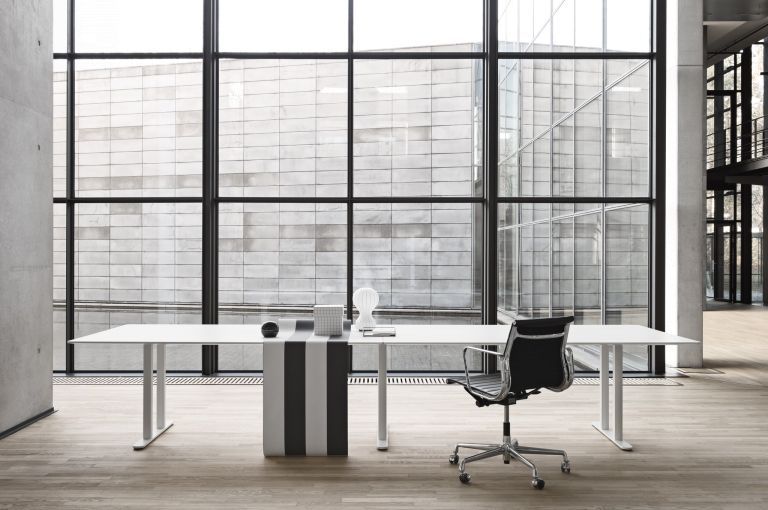 Vitra EA 117 bureaustoel Hopsak zwart, verchroomd, harde wielen