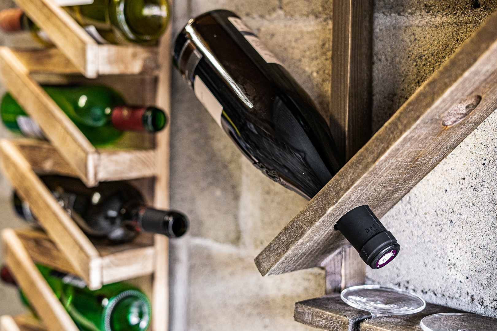 Weinregal mit Glashaltern, Pinienholz natur, H 88 cm, B 25 cm, L 12 cm von fischer's lagerhaus
