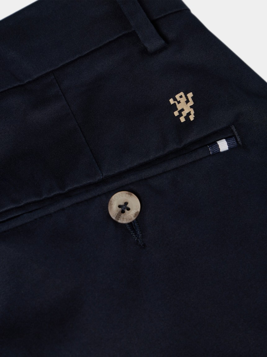 Calças chino slim fit vincadas