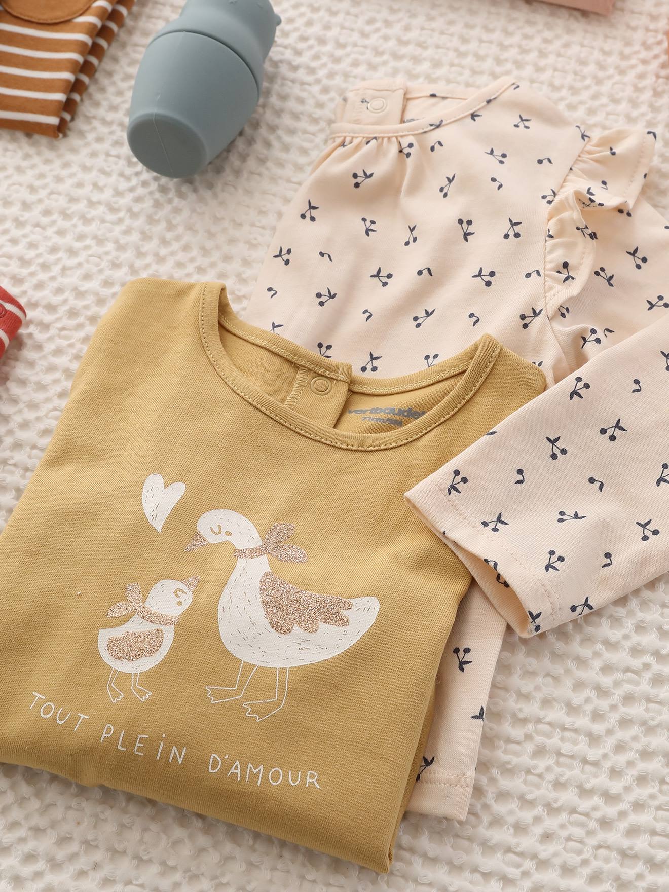 Conjunto de 2 camisetas básicas de manga comprida para bebês na cor amarelo claro.