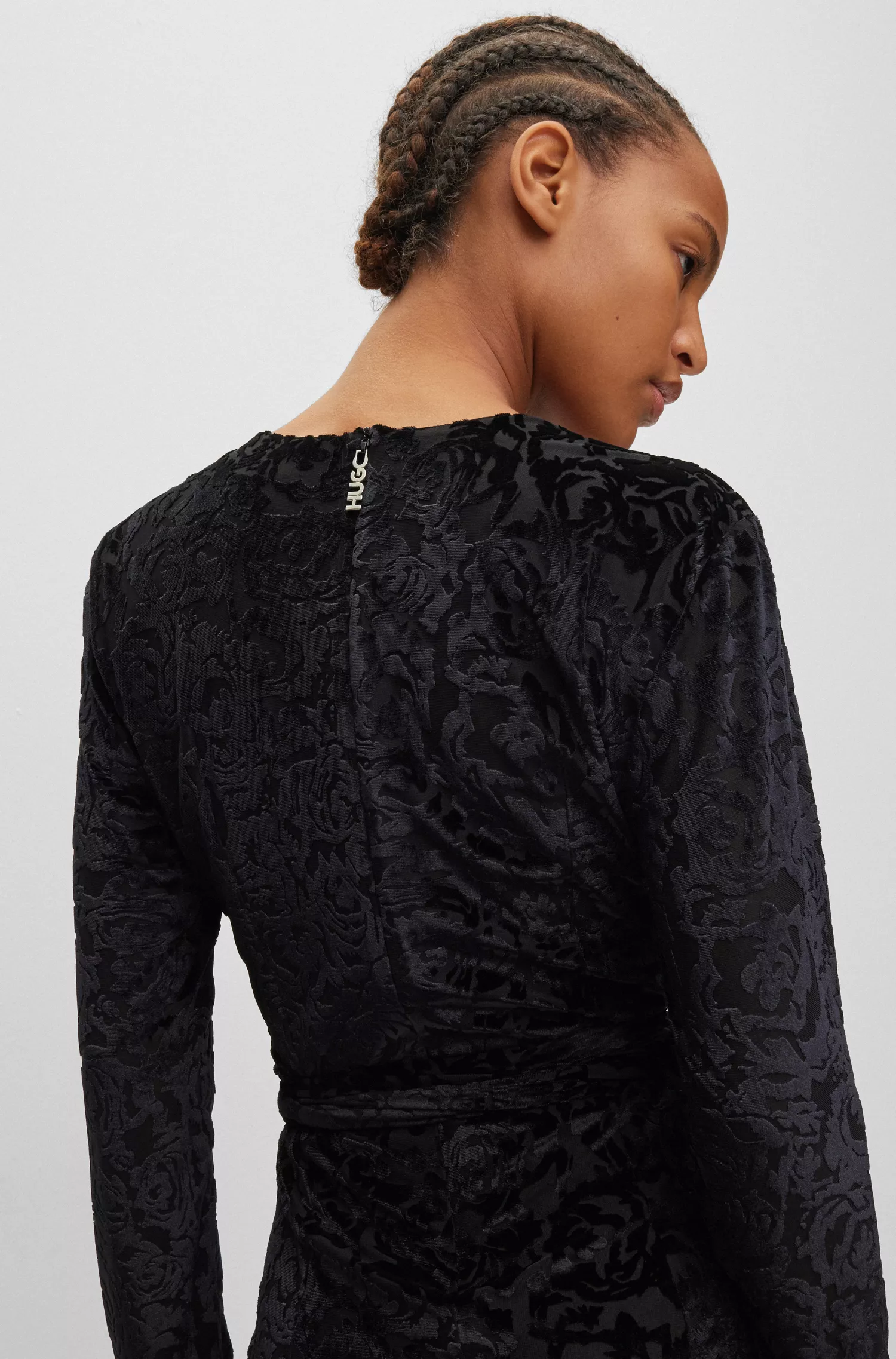 Vestido HUGO vermelho de mangas compridas com estampa de rosas