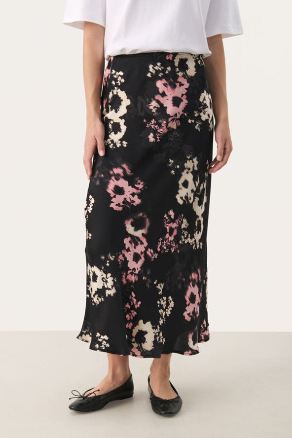 Part Two LaurinaPW SK Black blurred flower