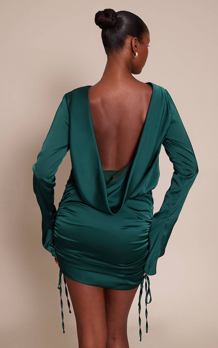 Vert Emeraude Robe Moulante Émeraude En Satin Froncée À Dos Drapé Cowl