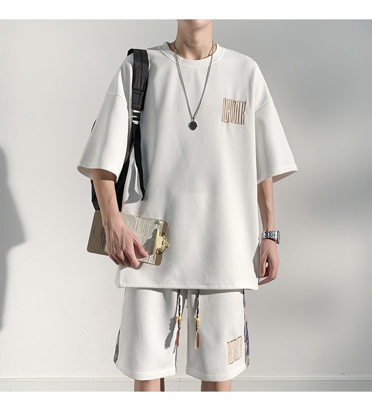 FORSETI - Set: T-shirt met korte mouwen, ronde hals en belettering + shorts met middelhoge taille