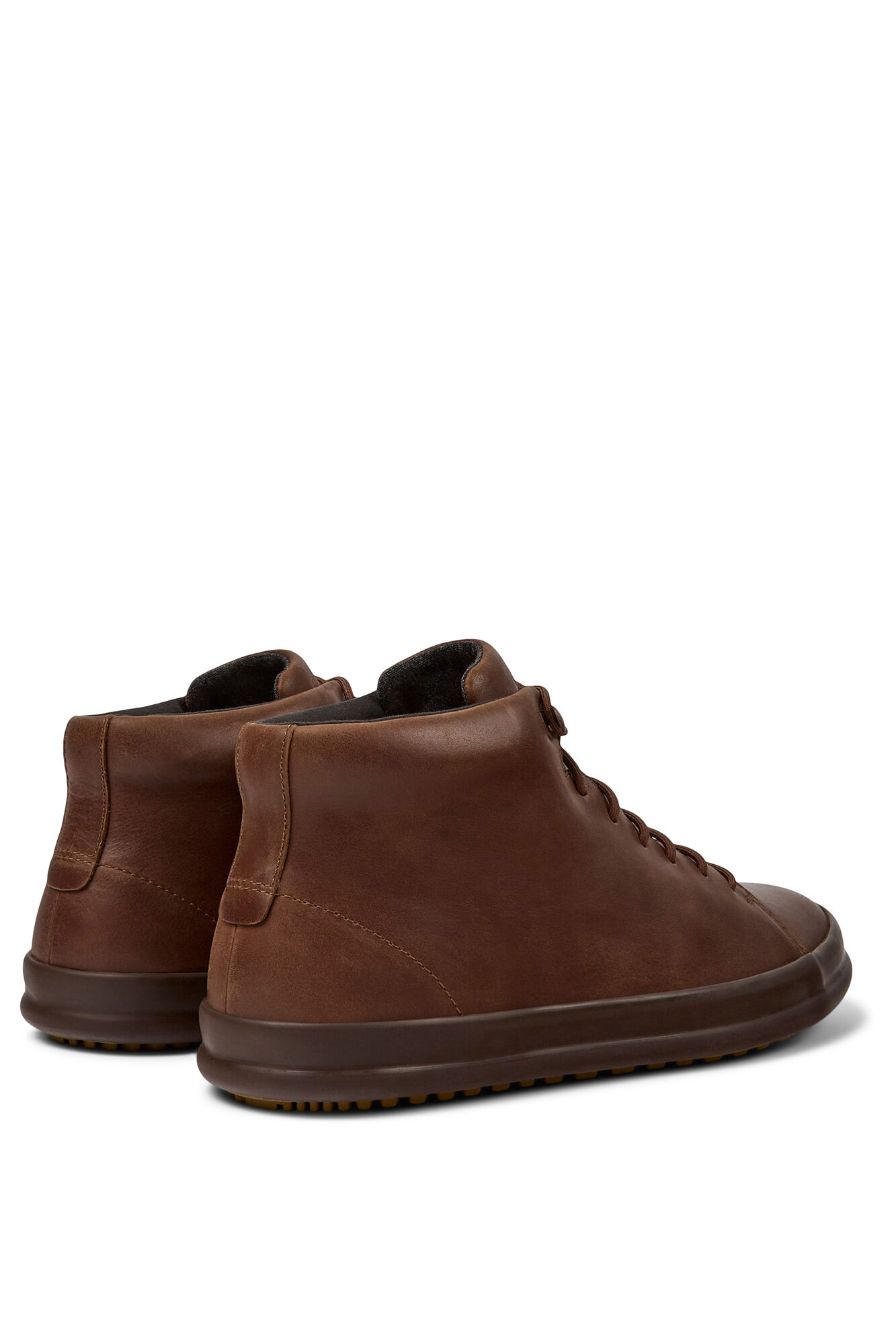 Bota masculina de estilo casual.