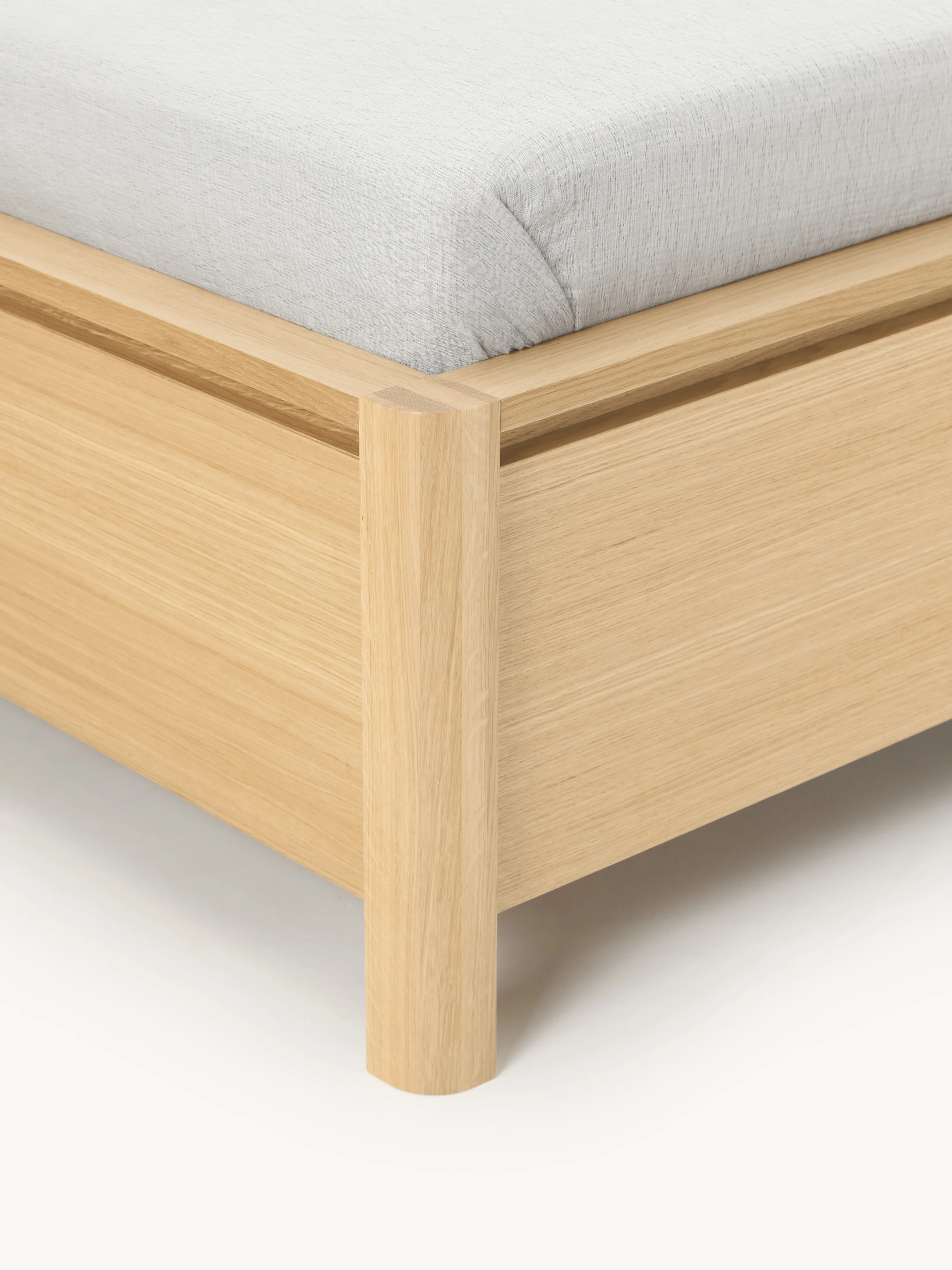 Houten bedframe Santiago met gestoffeerd hoofdeinde en lades