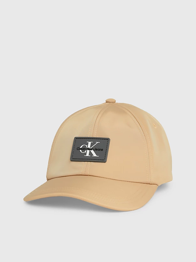 Boné com logotipo