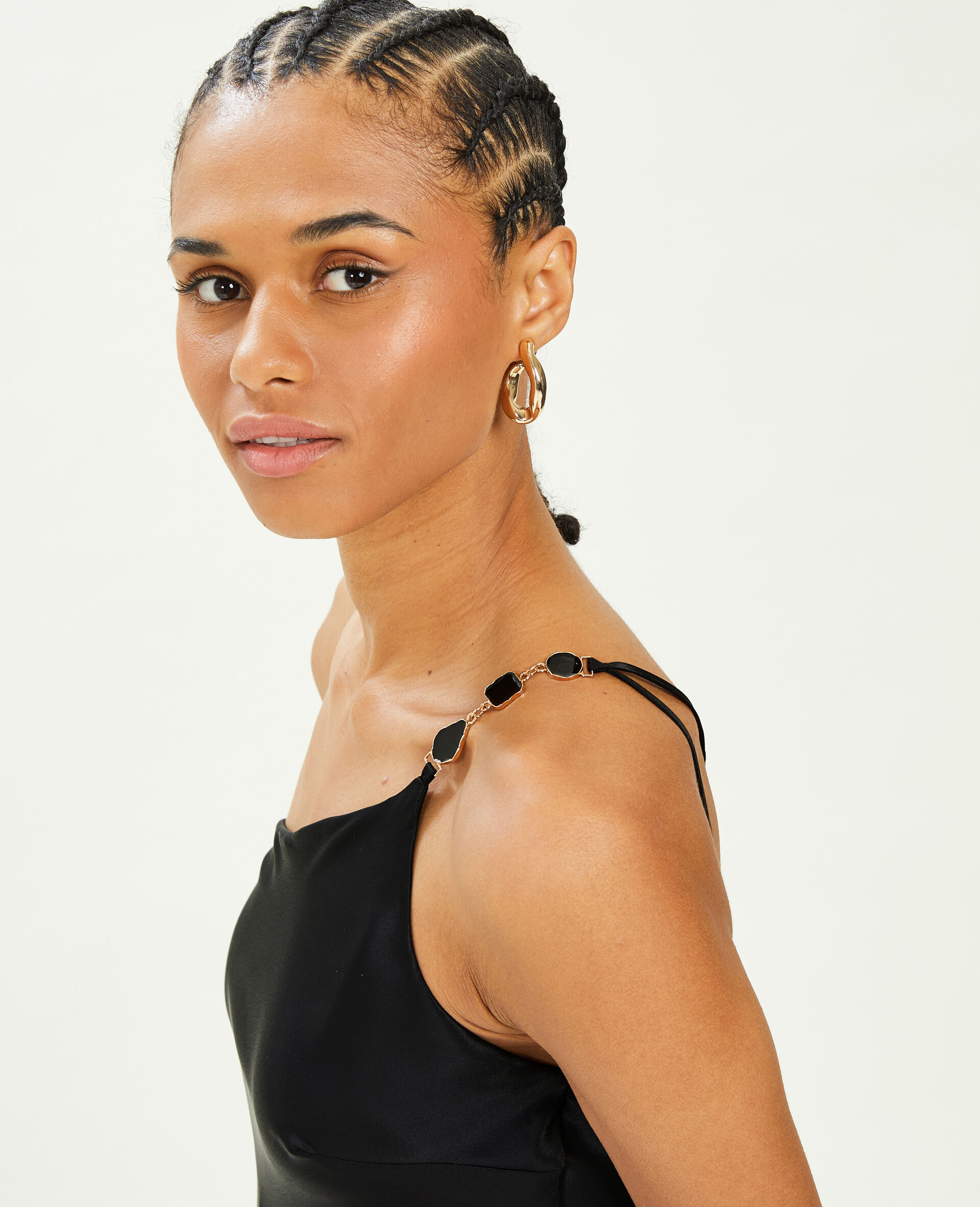 Robe asymétrique satinée avec bretelle bijou - Noir