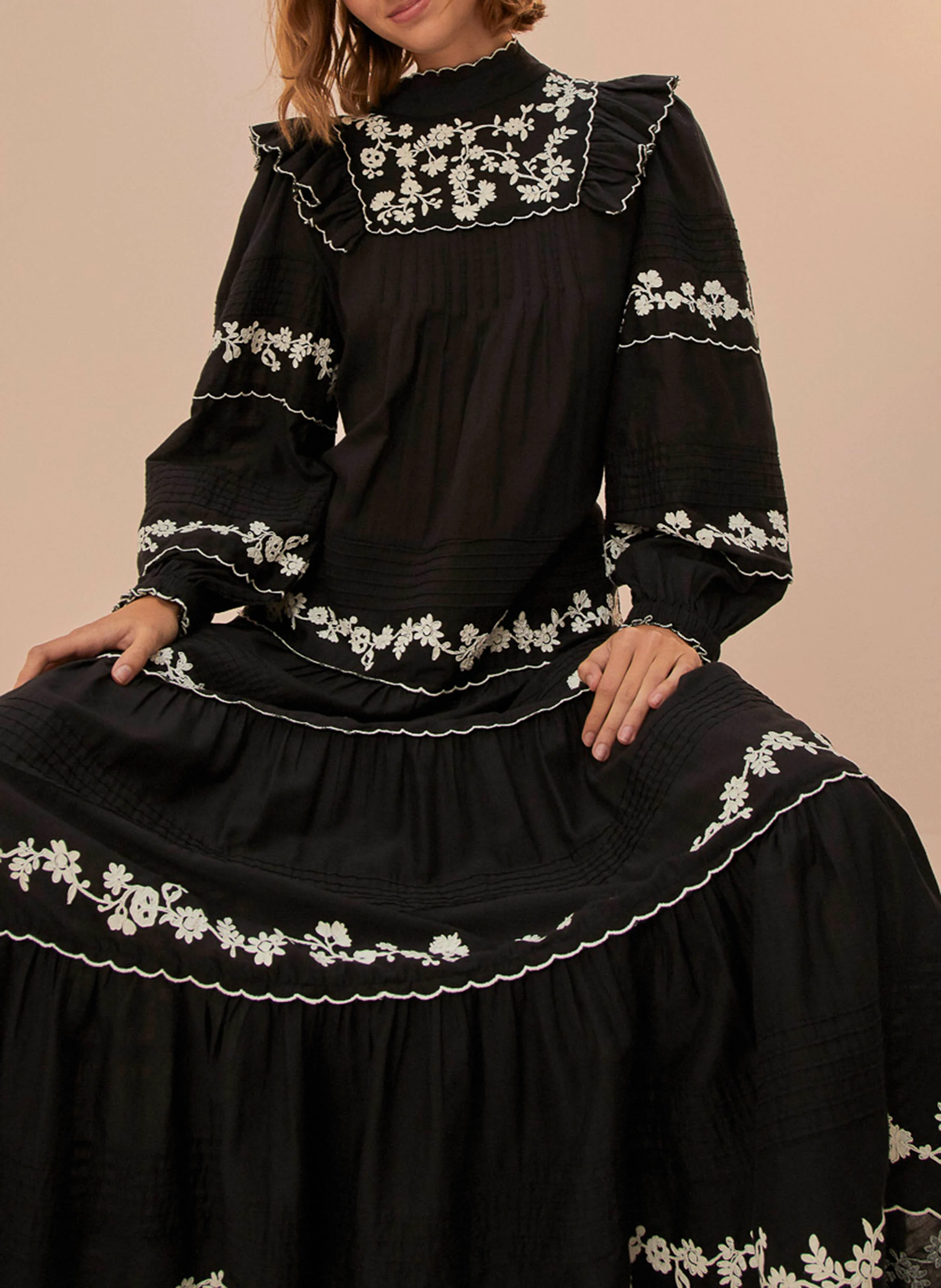 Robe longue en coton brodé | Noir