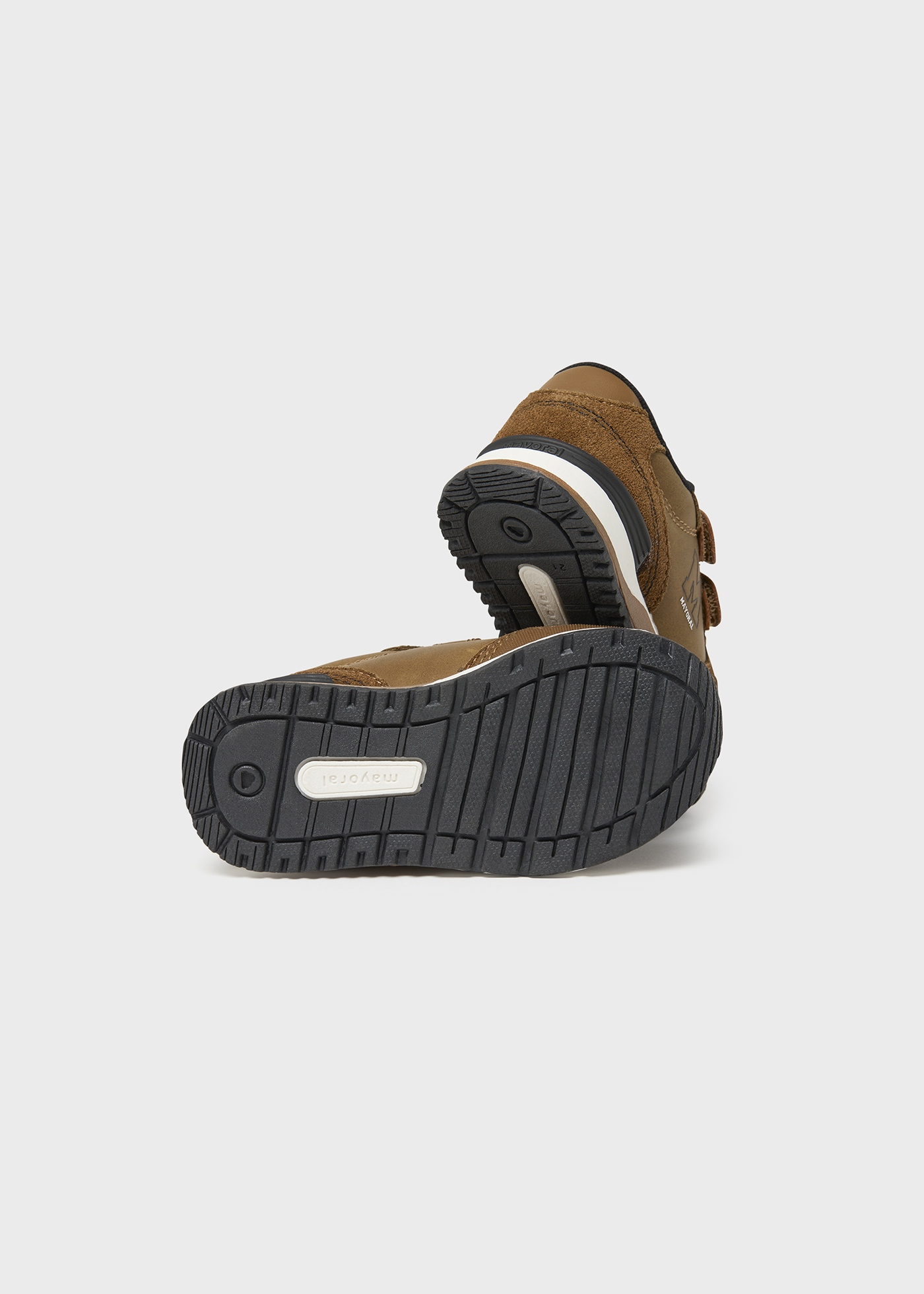 Tênis de couro para bebê com fecho de velcro
