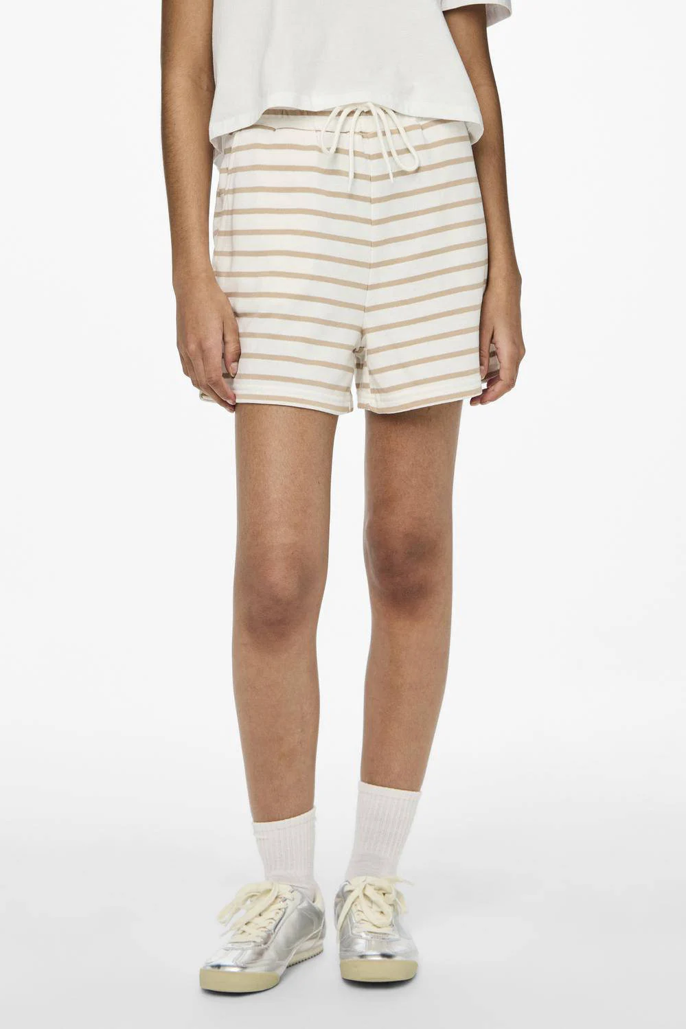 PIECES loungeshort PCCHILLI wit/bruin