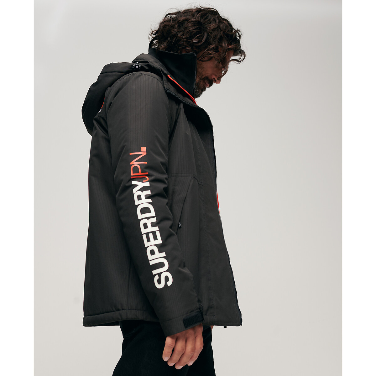 SUPERDRY<br>Corta-vento com capuz