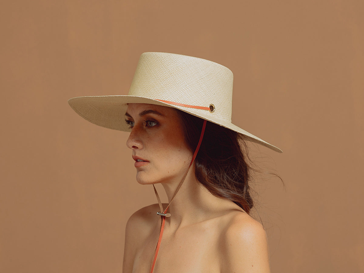 Chapeau en cuir cordovan à longs bords avec bandeau en cuir