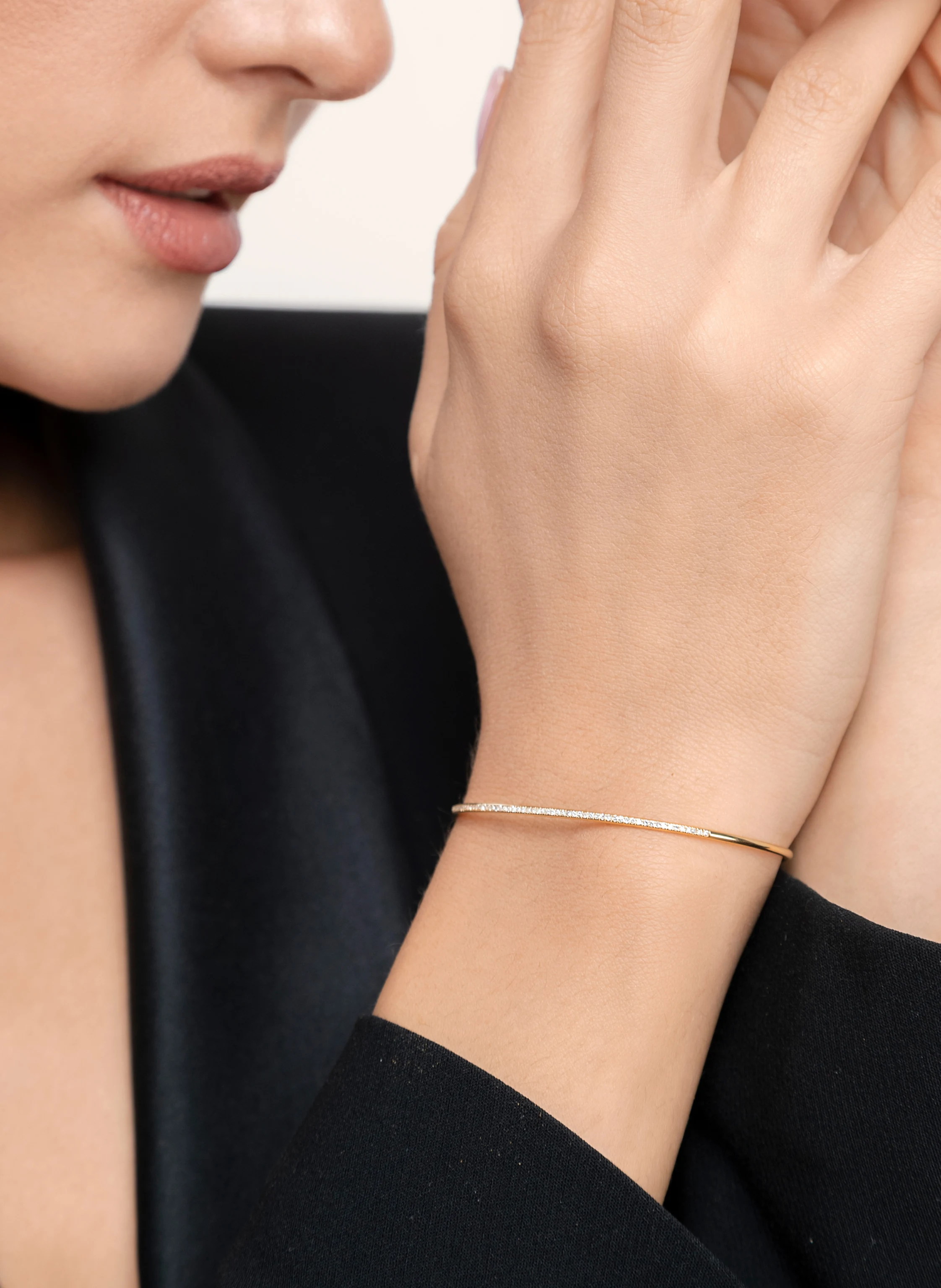 Leaf Armreif CIRCLE aus 18 Karat Gelbgold mit Diamanten