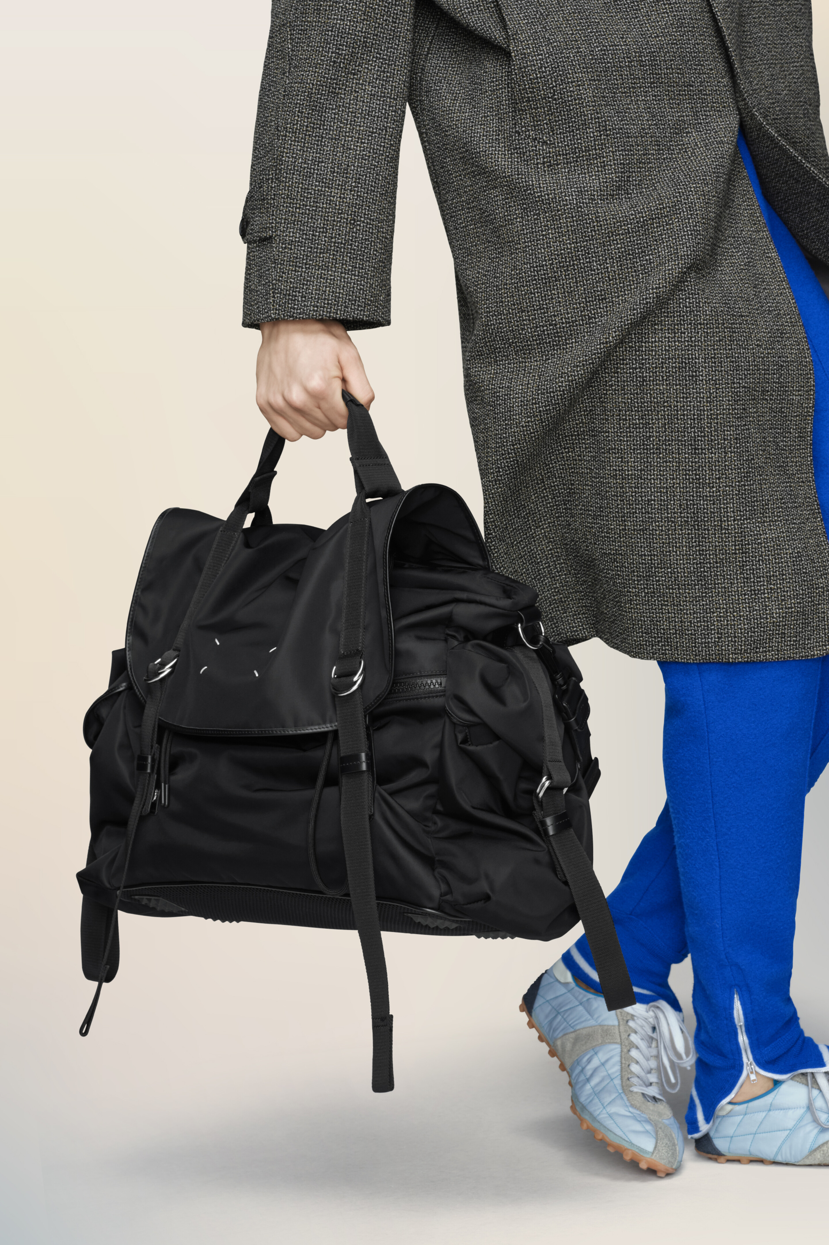 High tech messenger noir