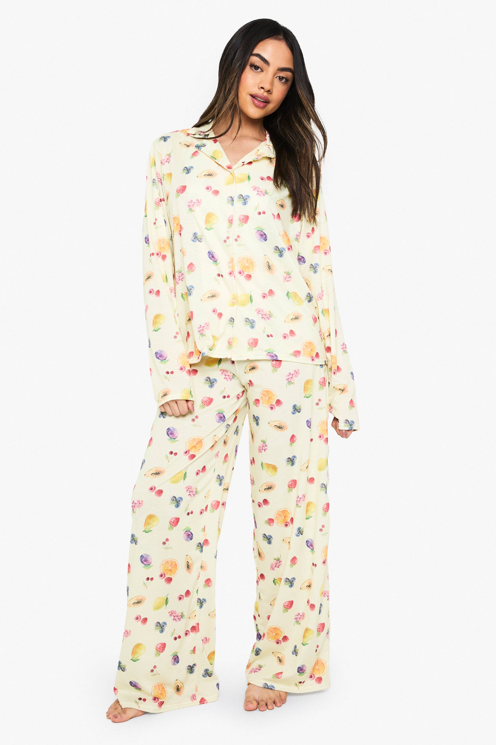boohoo Ensemble pyjama chemise à manches longues et pantalon à imprimé mixte de fruits