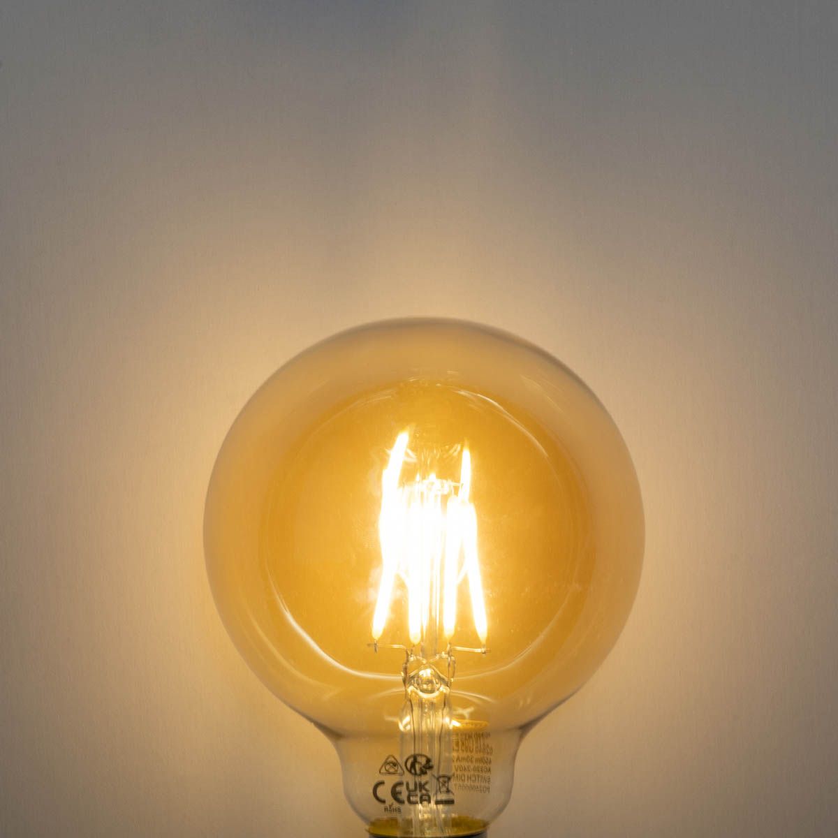E27 3-staps dimbaar LED lamp goud G95 4W 450 lm 2700K