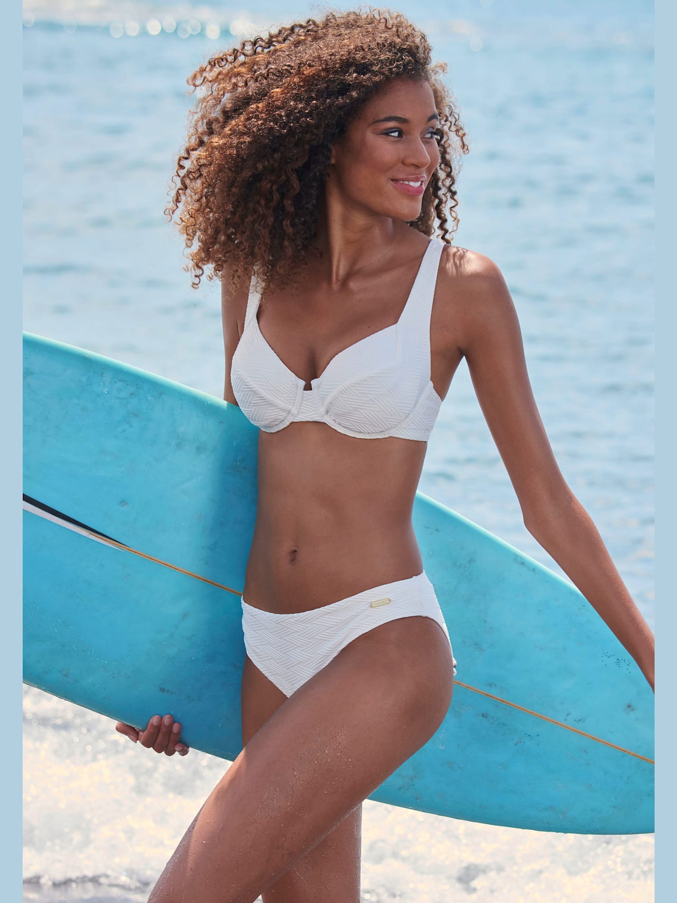 Haut de maillot de bain à armatures matière structurée aux couleurs tendances