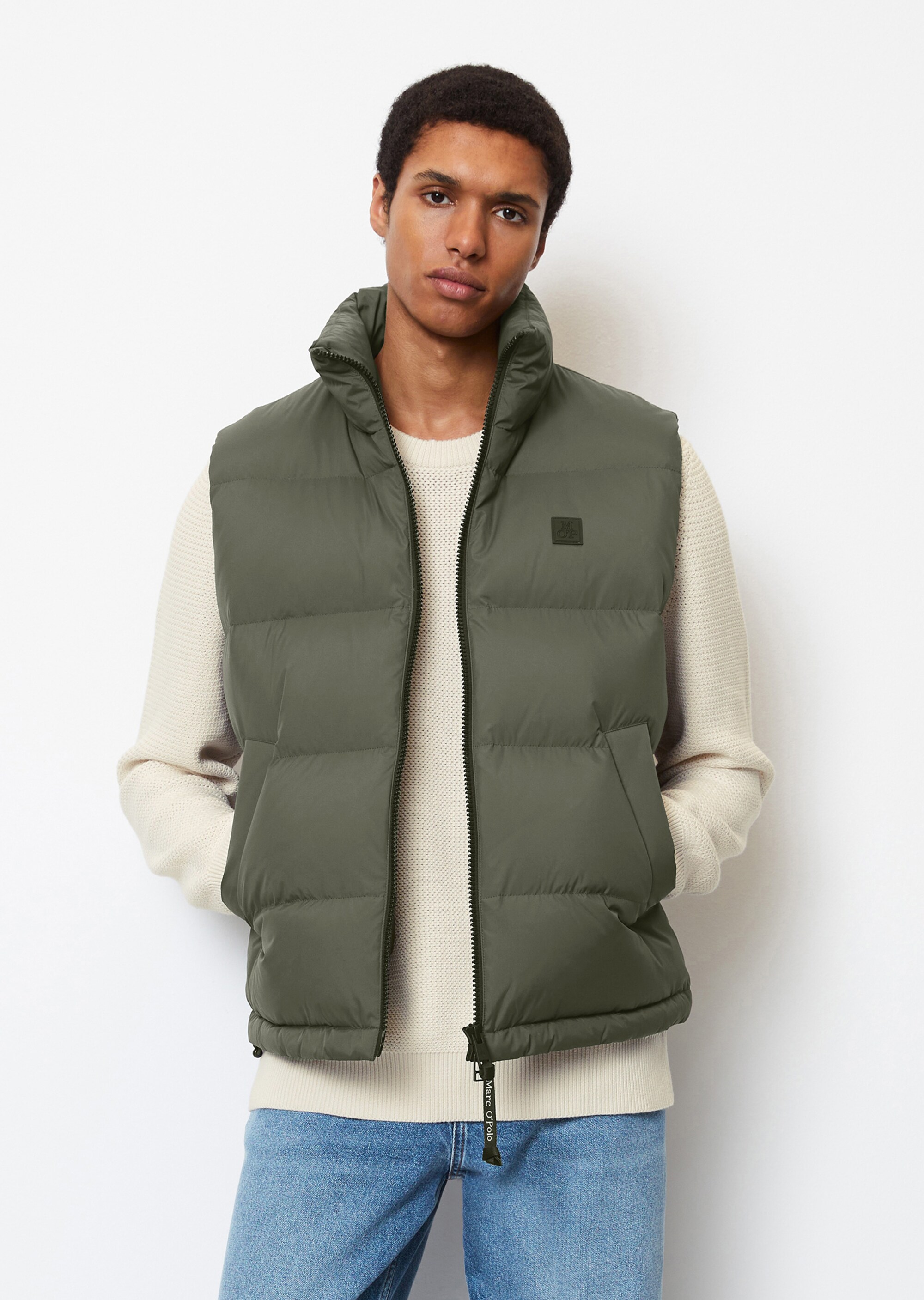 Daunenweste regular mit matter Oberfläche aus recyceltem Polyester