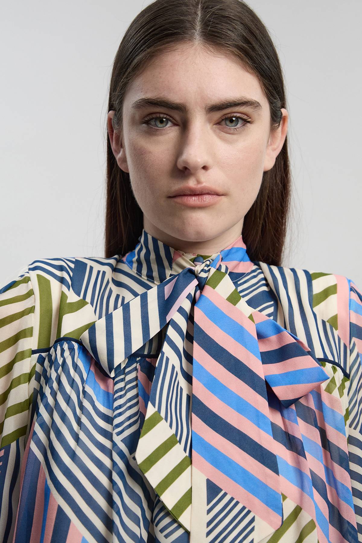 KarenMillen Blouse Tissée à Imprimé Géométrique en Georgette de Viscose avec Nœud Lavallière