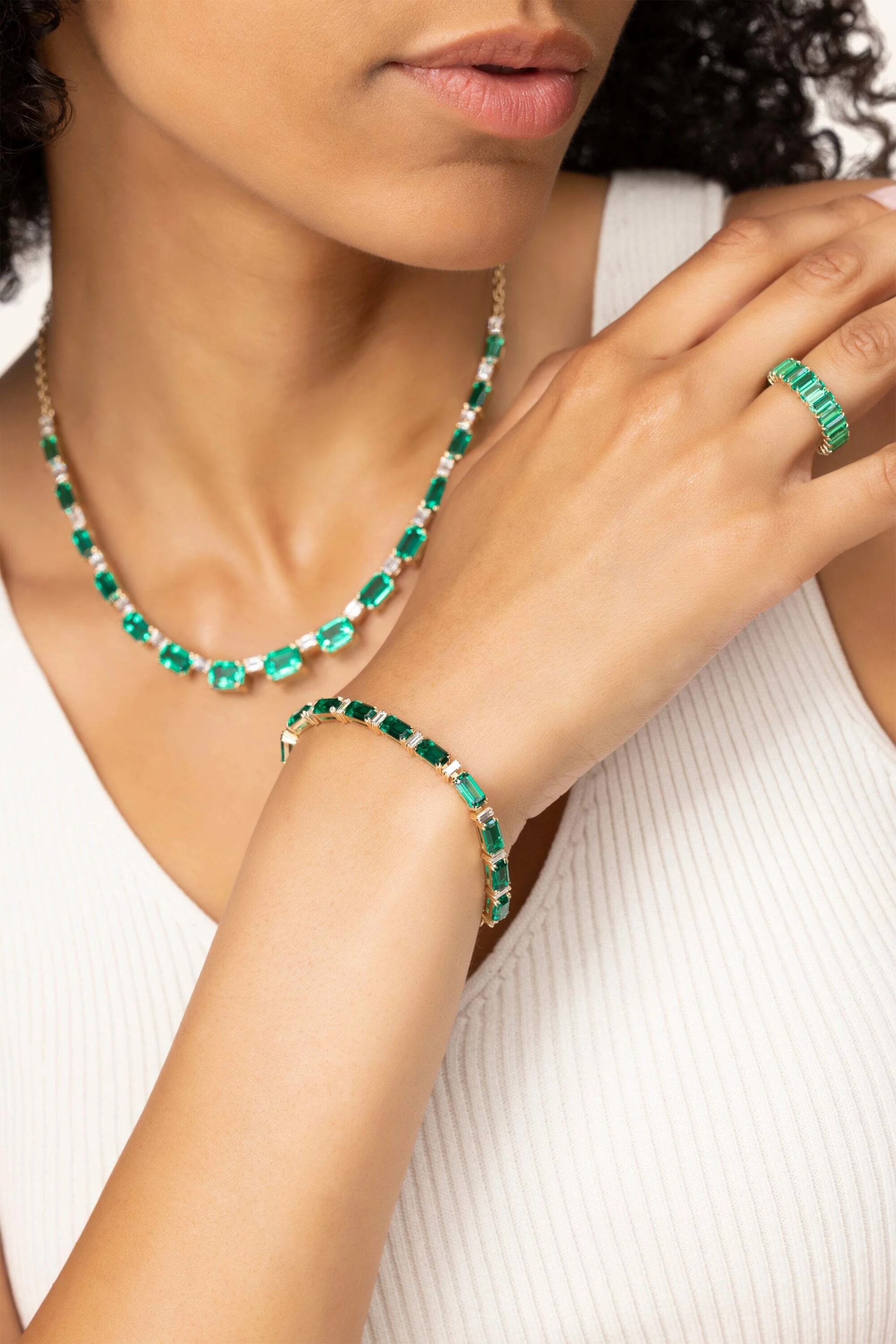 VEYNOU Armband BEYOND EDEN aus 14 Karat Gelbgold und 8,0ct. lab-grown Smaragden und 1,0ct. Diamanten