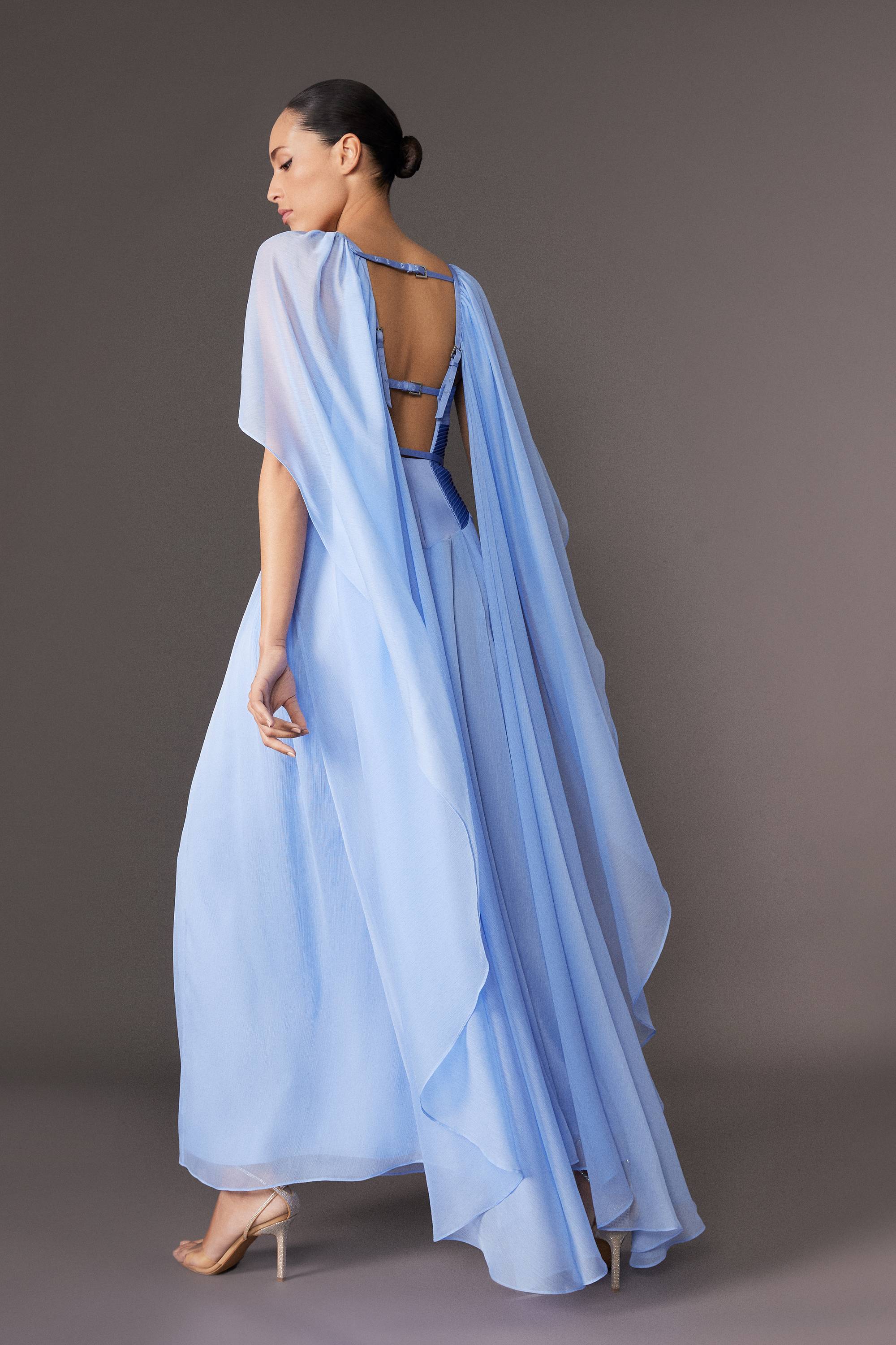KarenMillen Archive Collection - Robe maxi tissée cape en géorgette avec détail corset haut