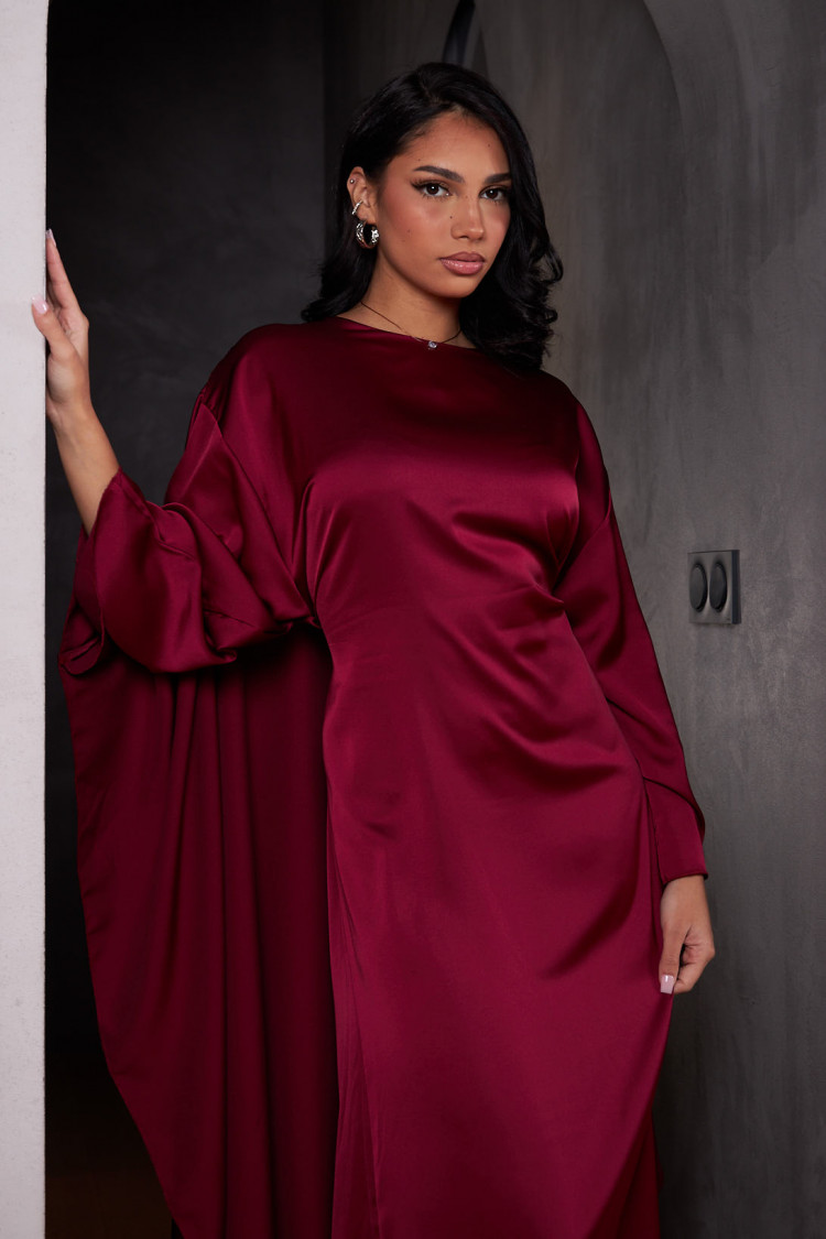 Robe ample ceinturée et satinée bordeaux avec empiècement cape