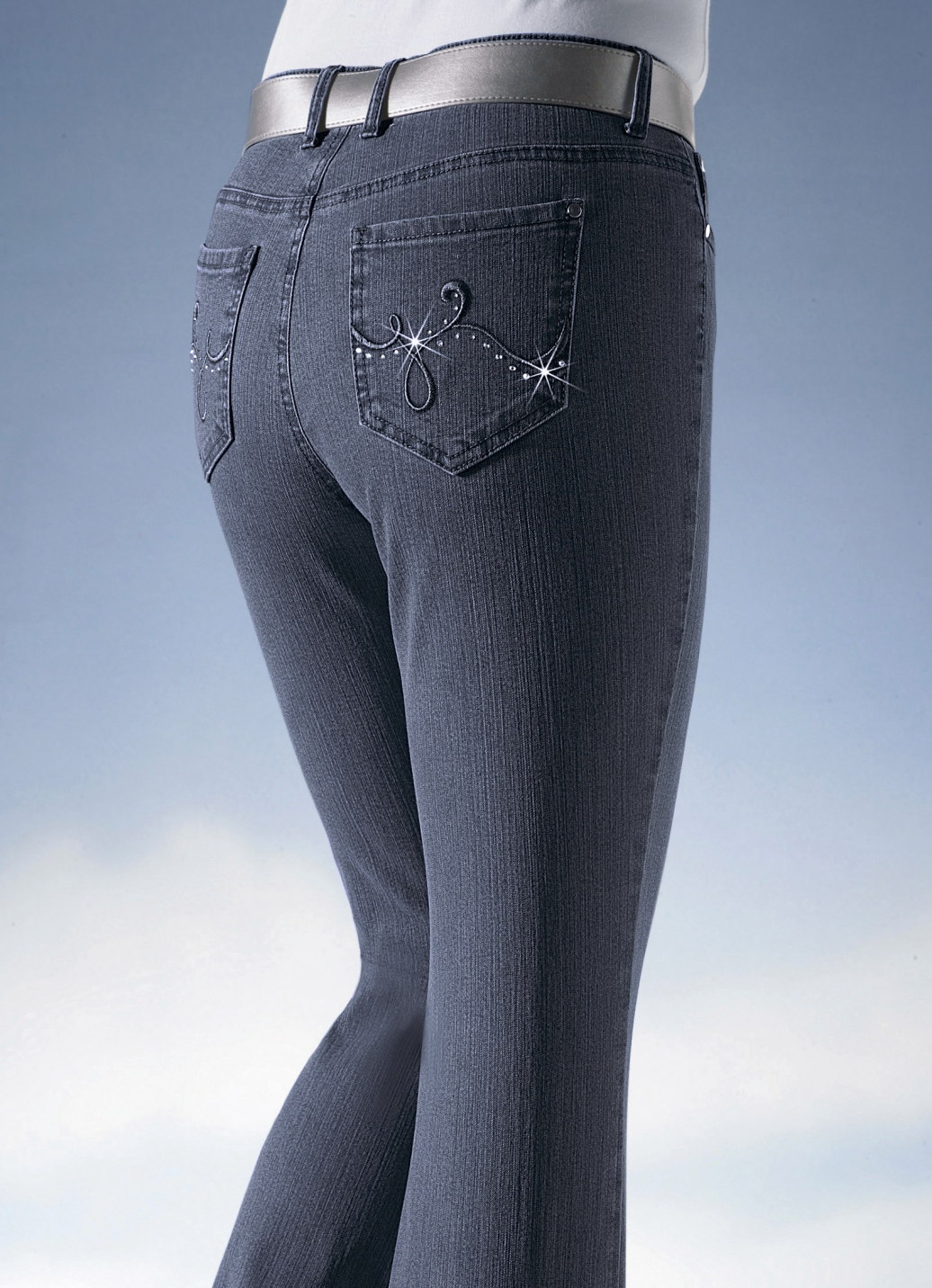 Jeans verziert mit funkelnden Strasssteinen